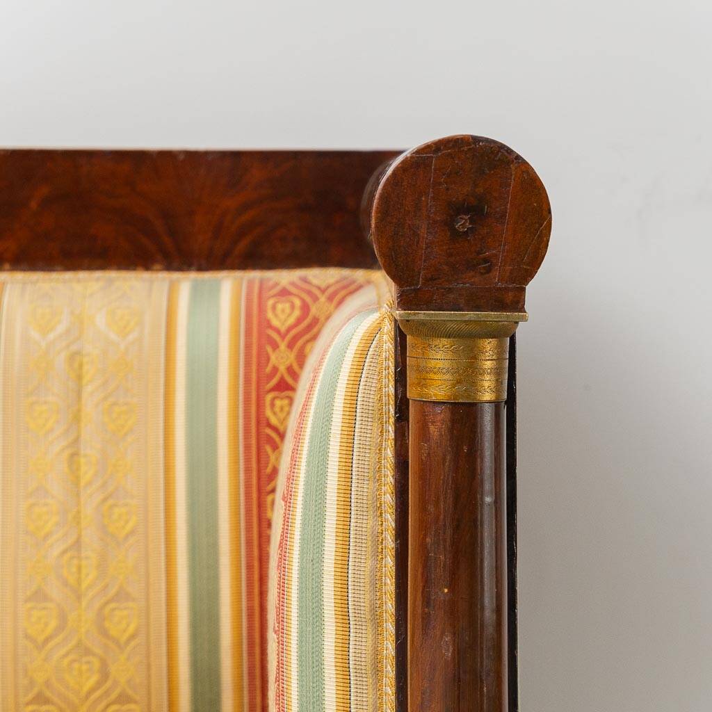 Canapé vintage 3 places en bois avec tissu rayé, années 1950, classique et élégant.
