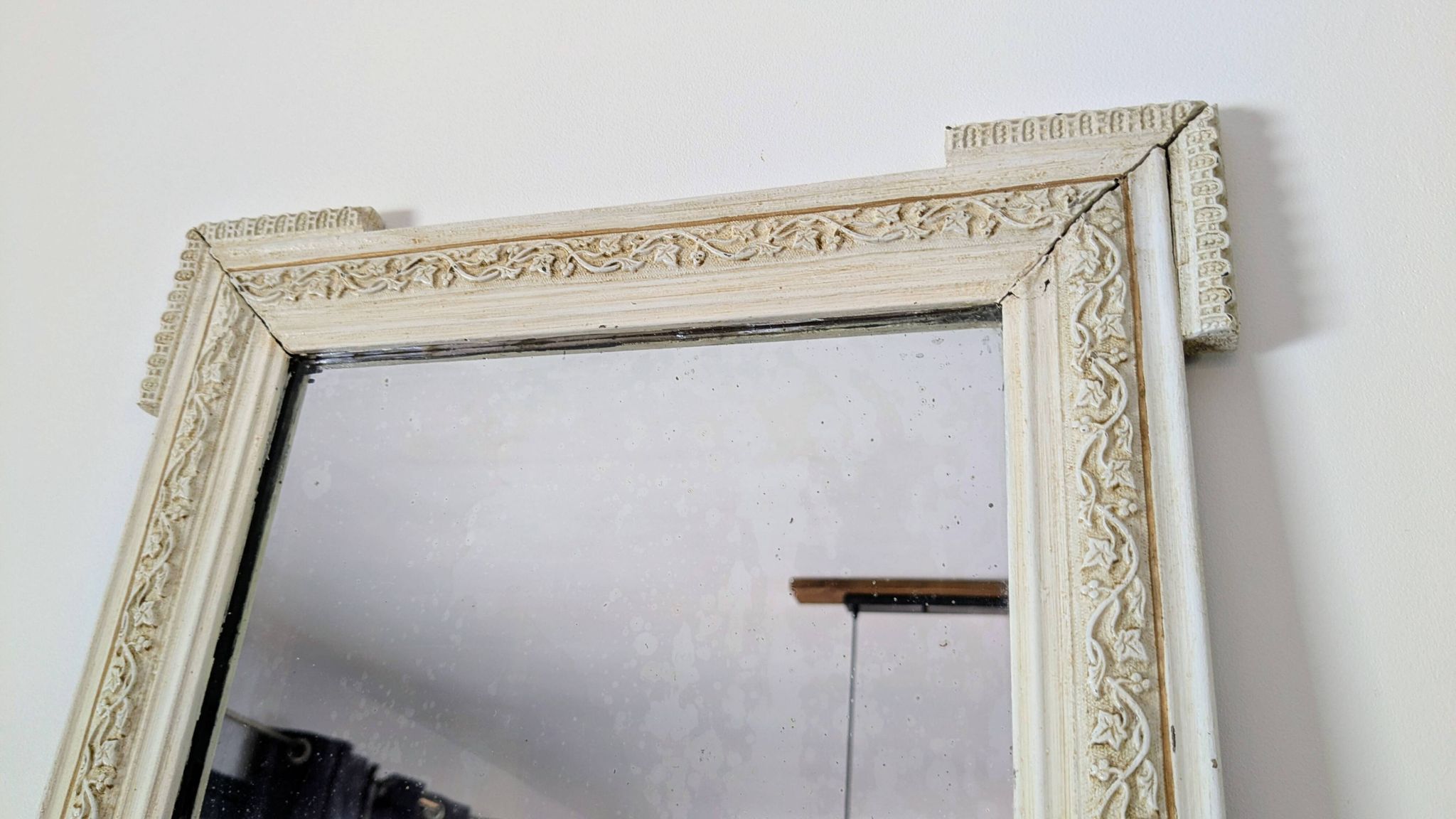 Miroir XIXᵉ au cadre patiné — Élégance et authenticité 45 x 39 cm
