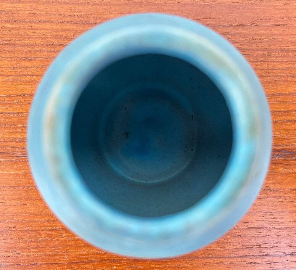 Mid-century German minimalist studio pottery vase by Lu and Gerd Grove, 1964.