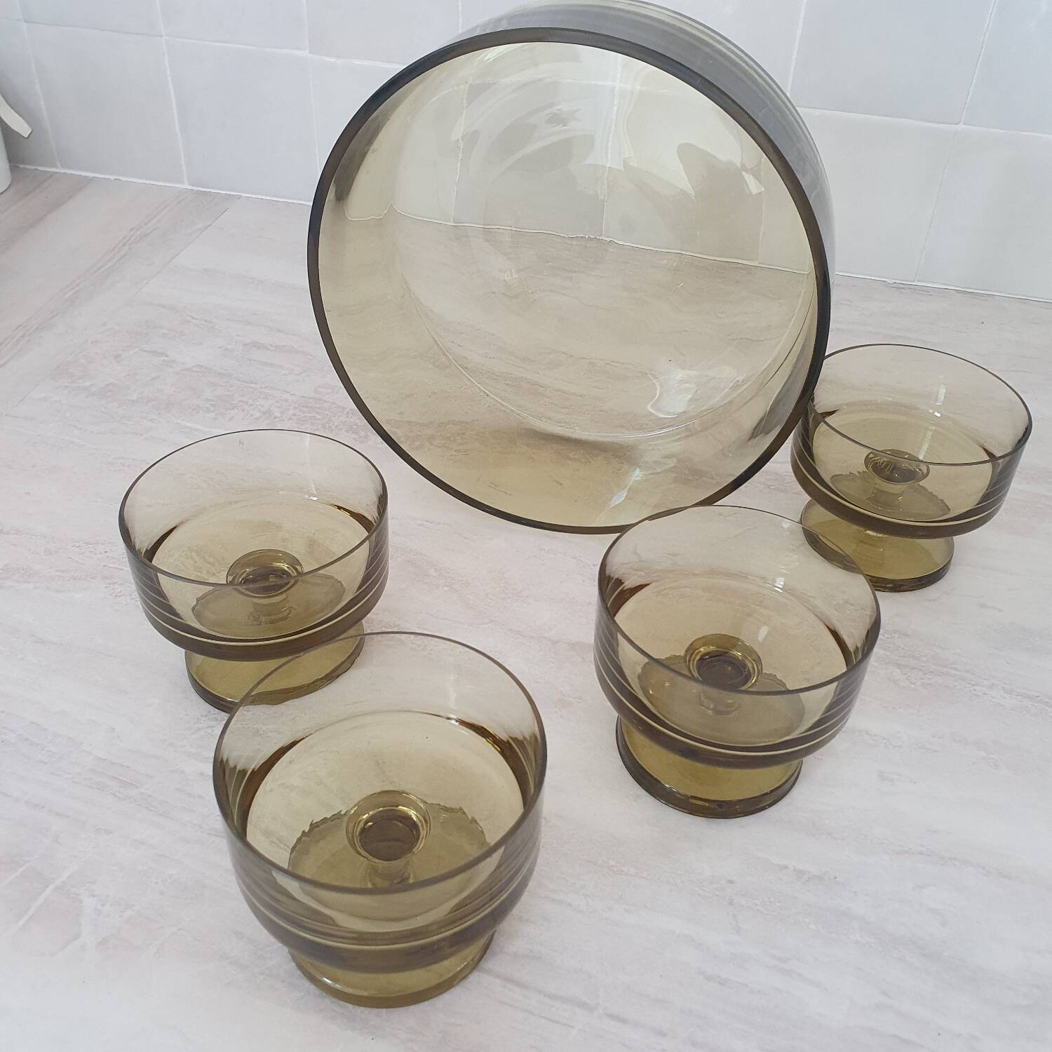 Salad bowl and its 4 fruit bowls in green glass