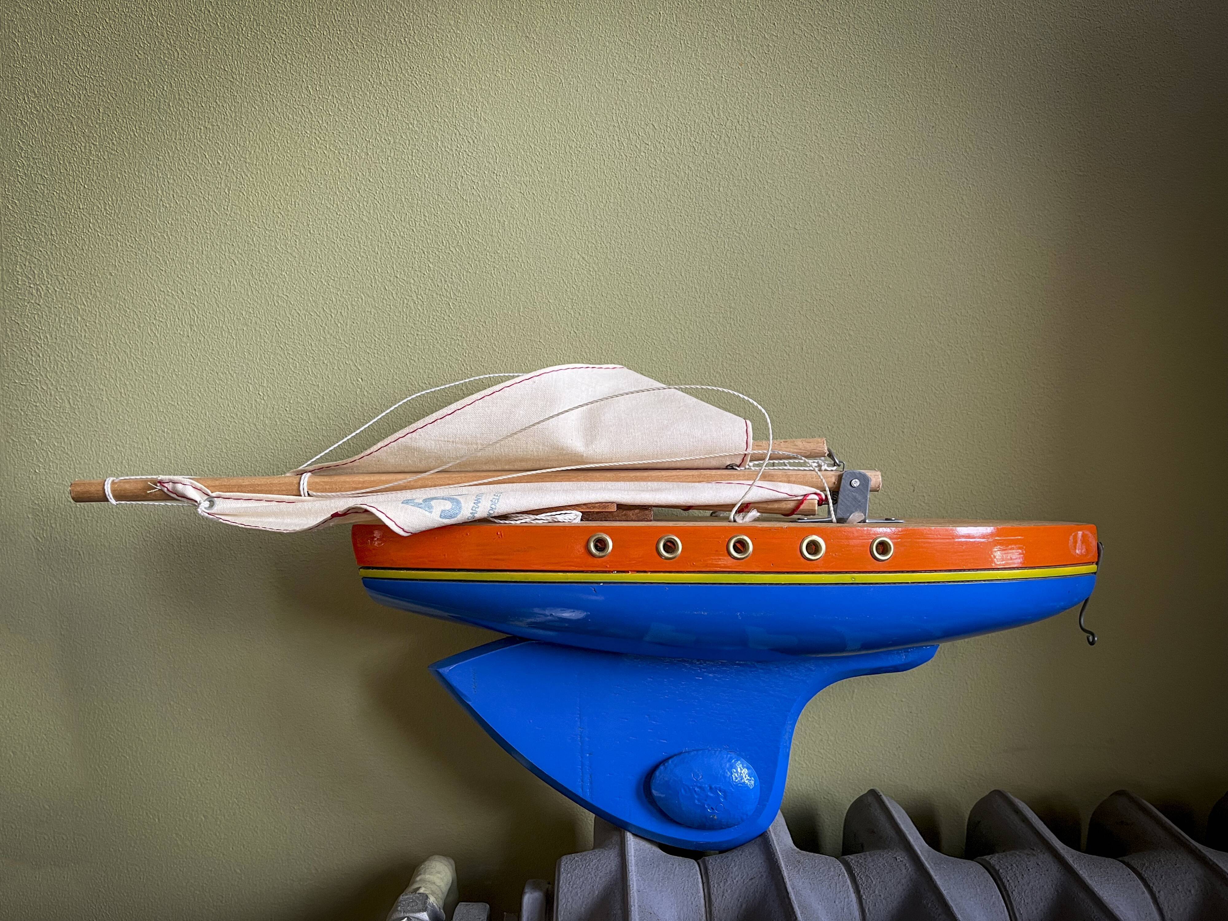Basin sailboat "Tirot 500" navigable wood, antique toy with pretty vintage colors