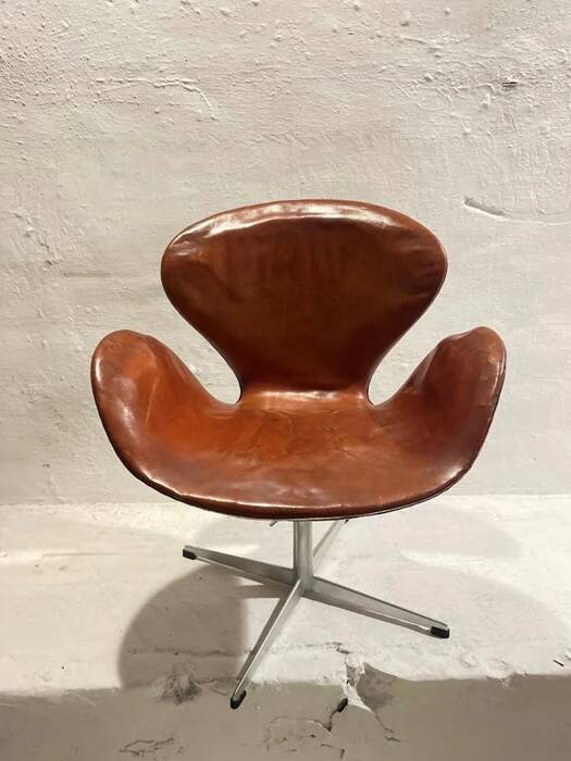 First edition Arne Jacobsen Swan chair, original patinated leather, 1950s