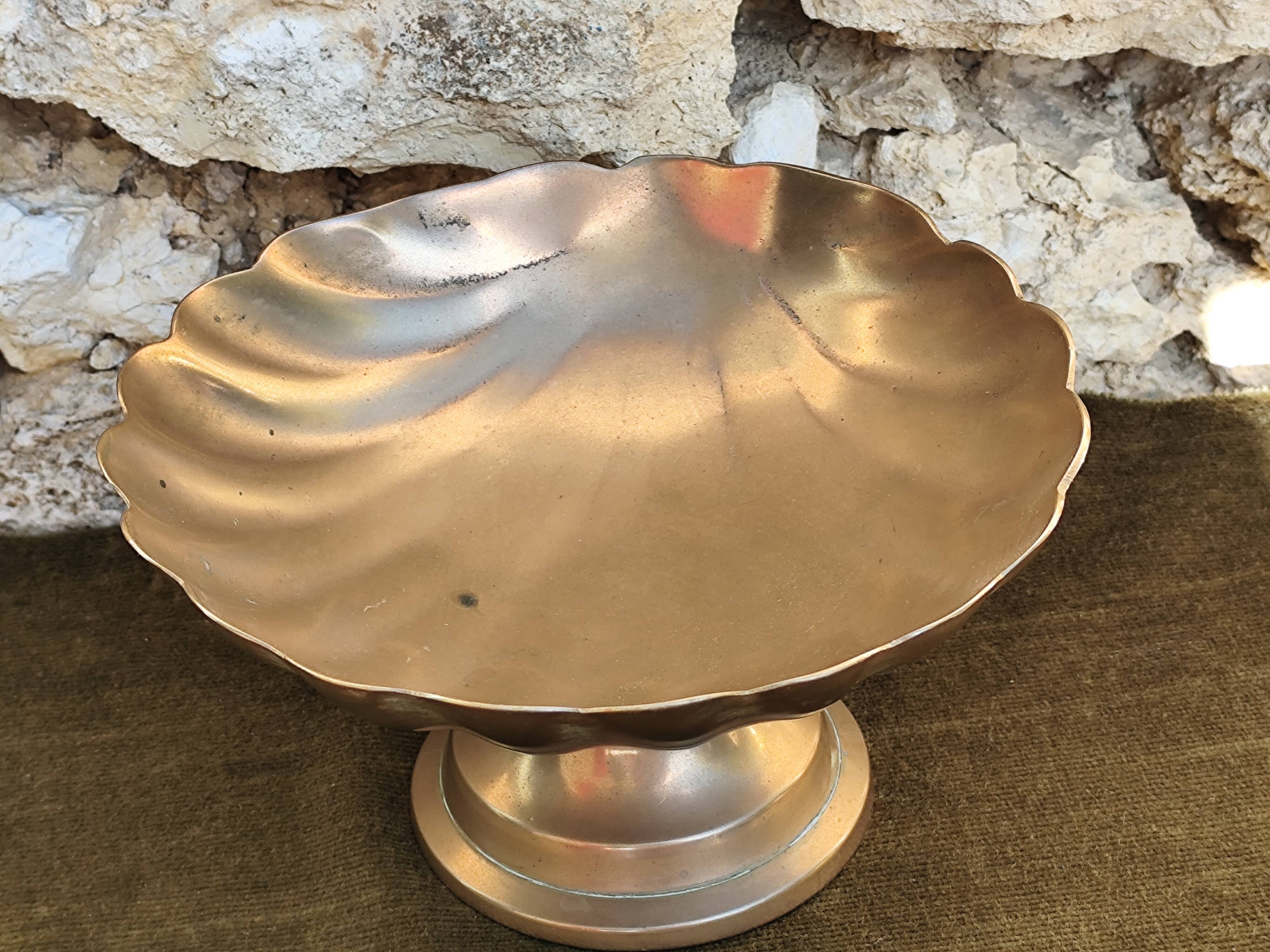 Large brass shell-shaped pocket emptier