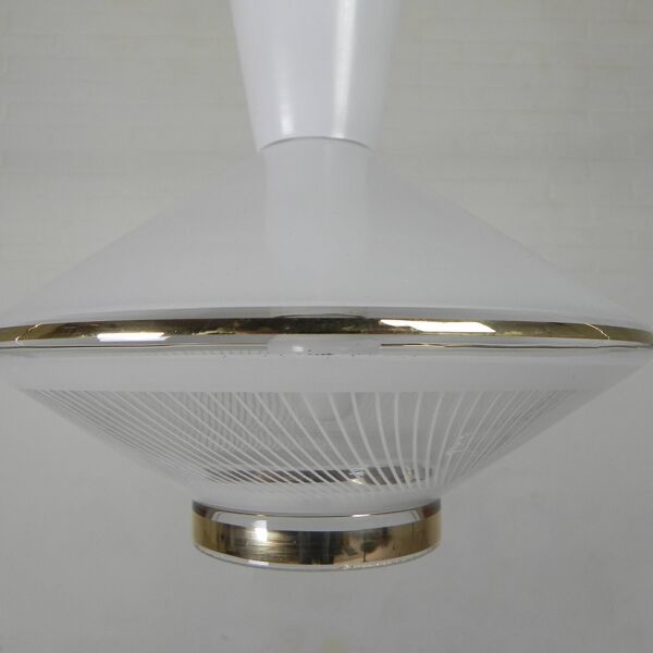 Lampe suspendue en forme d'ovni avec verre blanc sur le dessus et verre transparent avec verre blanc.