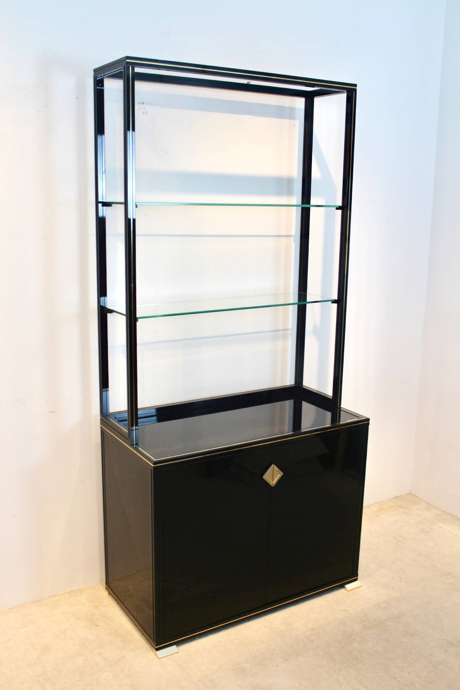 Armoire française laquée noire avec étagères Pierre Vandel Paris