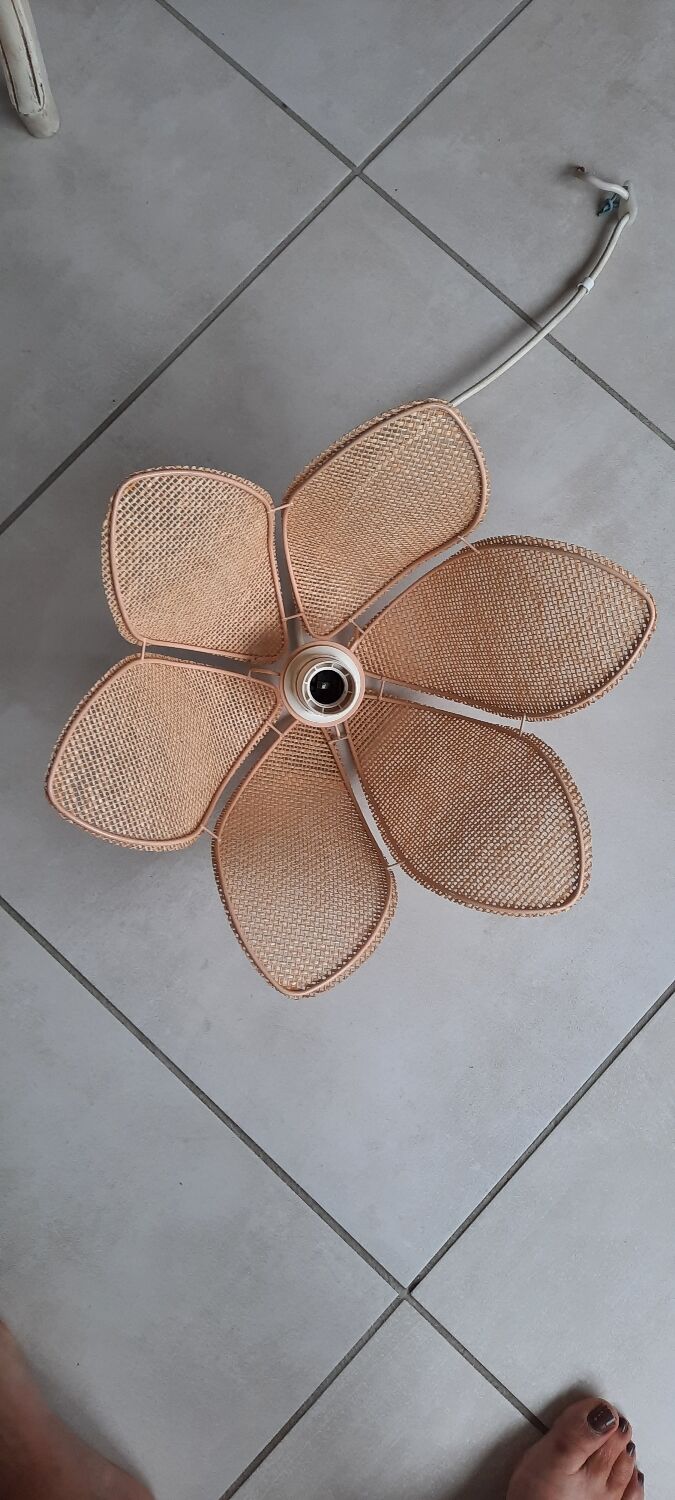 Suspension in metal and rafia