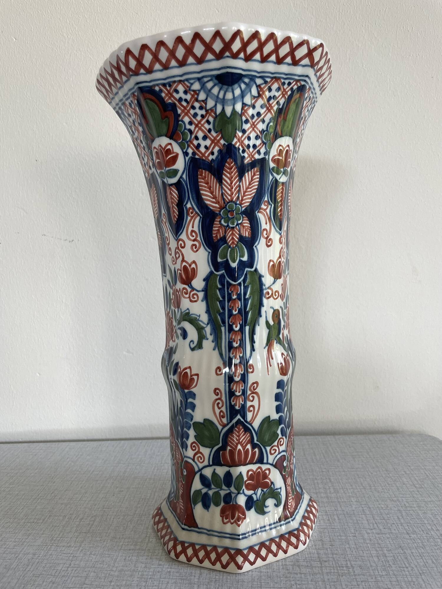 Vase polychrome Royal Tichelaar Makkum, peint à la main et coloré.