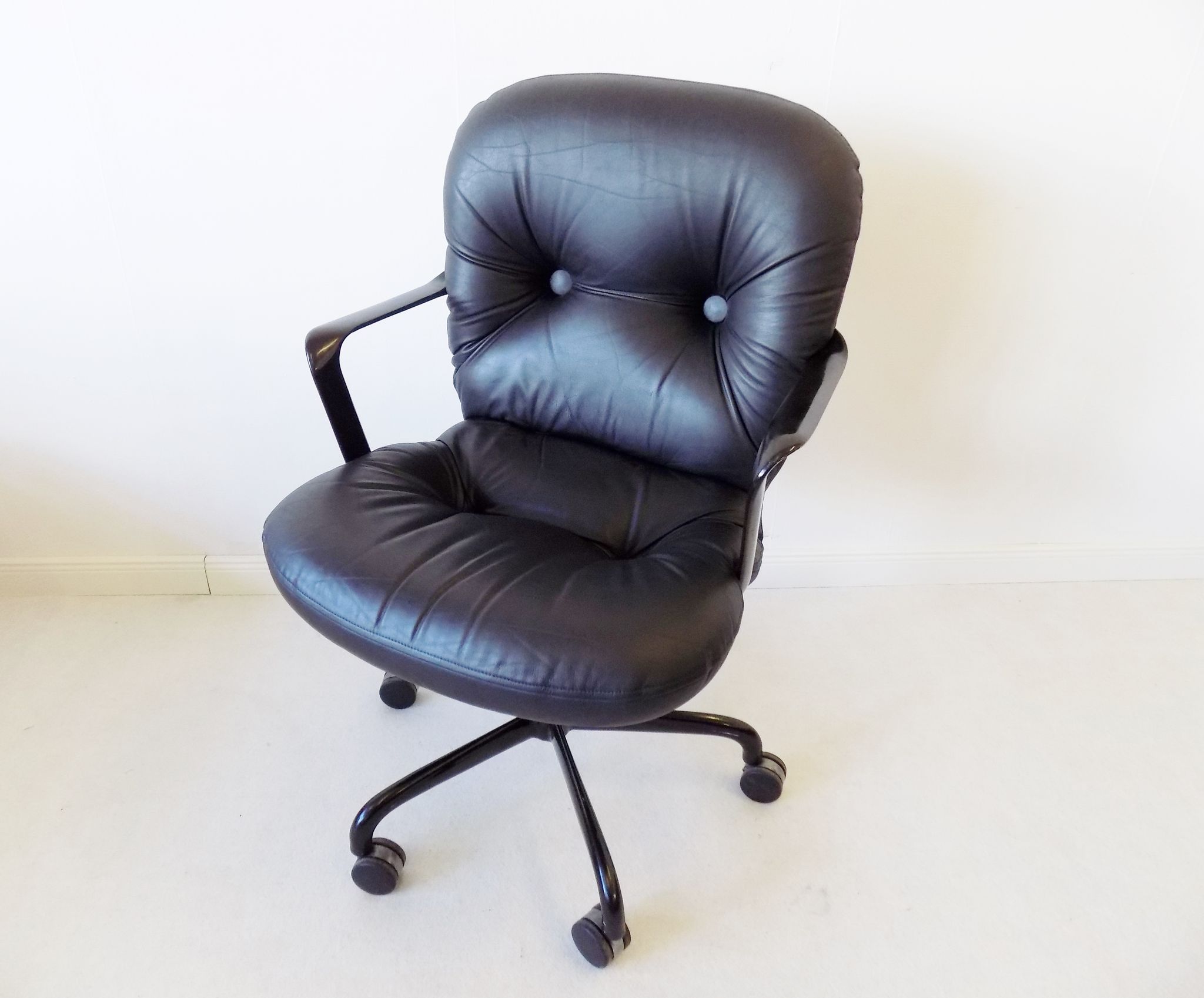 Black leather office chair 2328 by Bruce Hannah & Andrew Morrison
