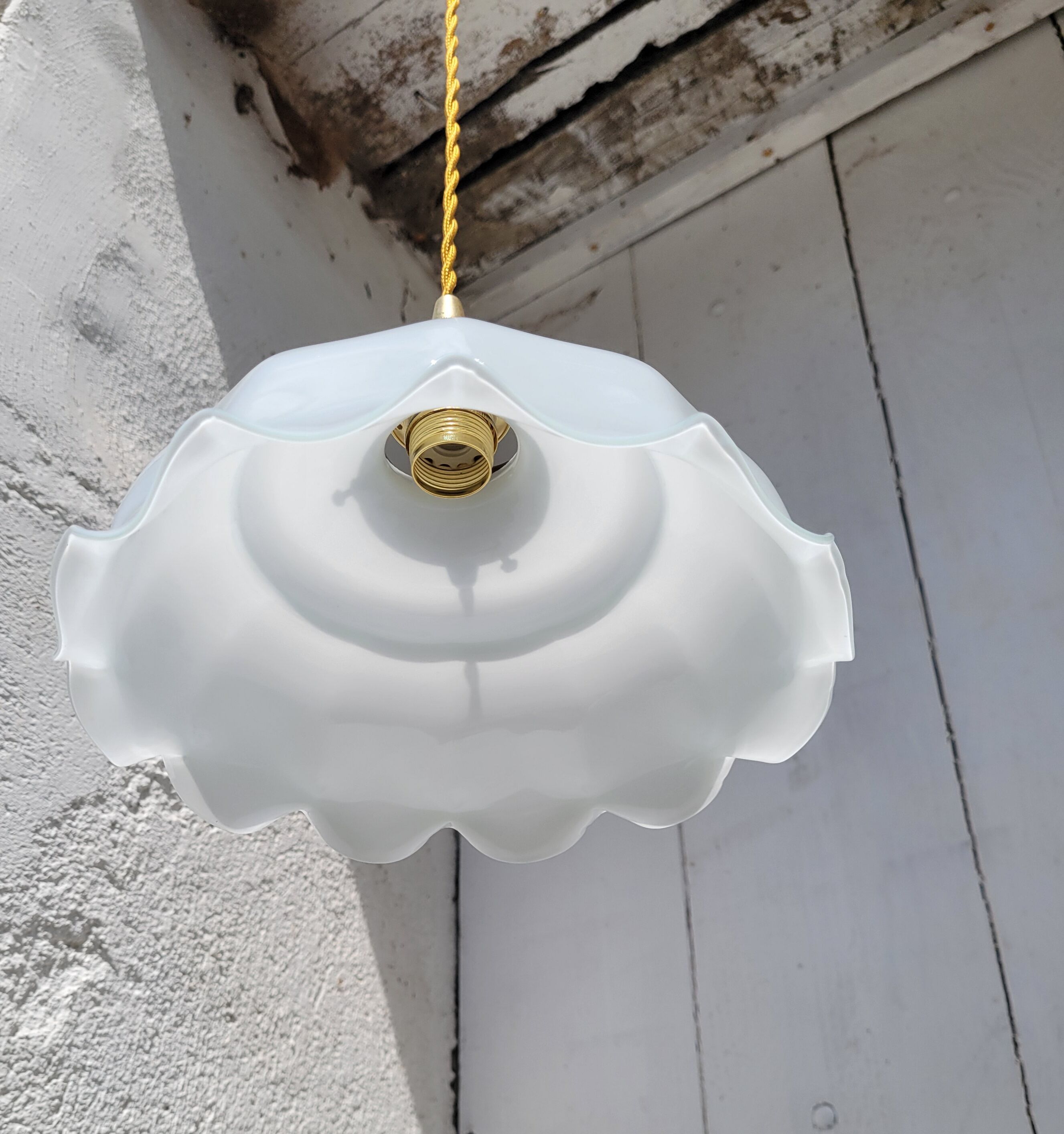 White opaline suspension