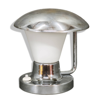 Lampe de table bauhaus en chrome et verre opalin de josef hůrka pour napako, années 1940.