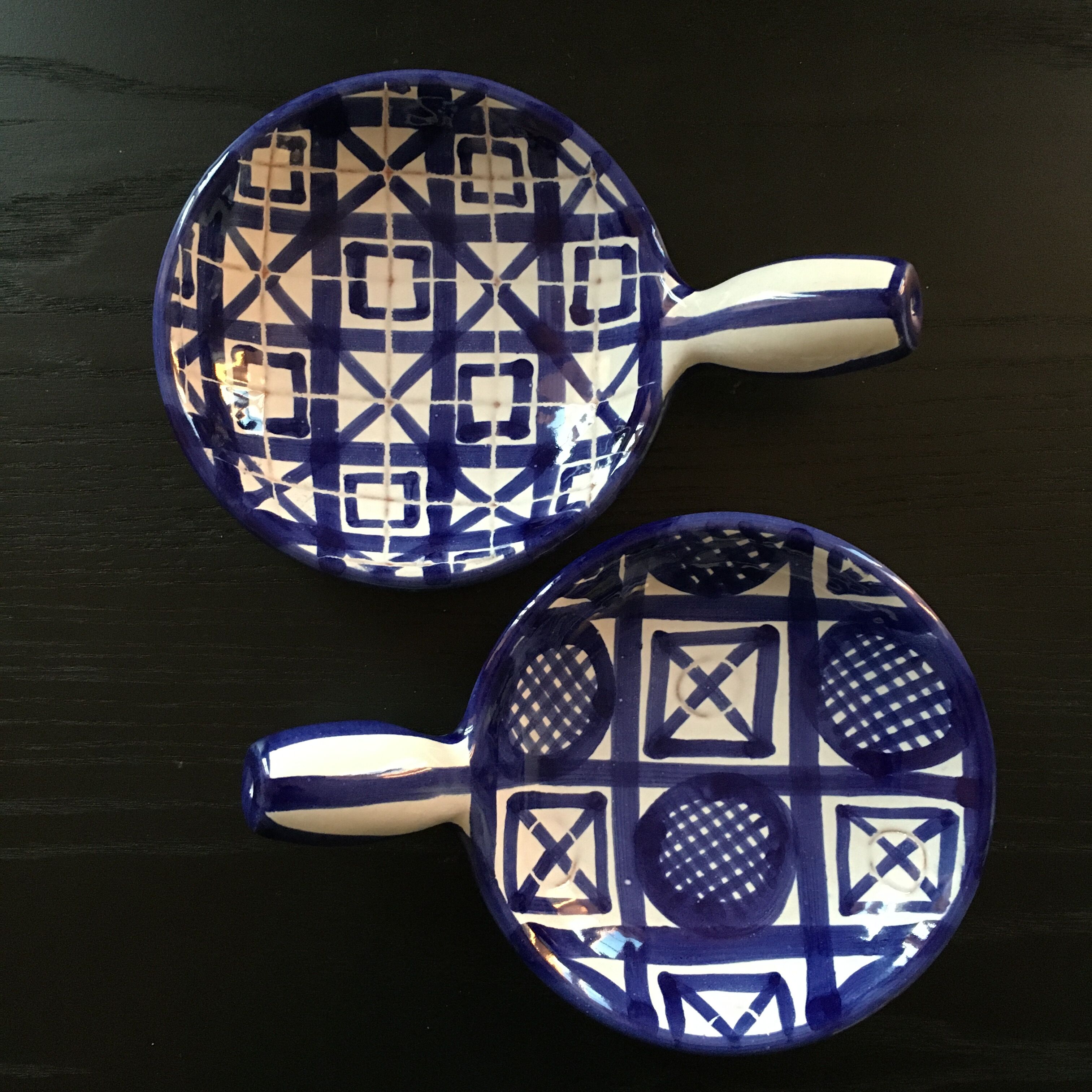 Paire de caquelons décor bleu