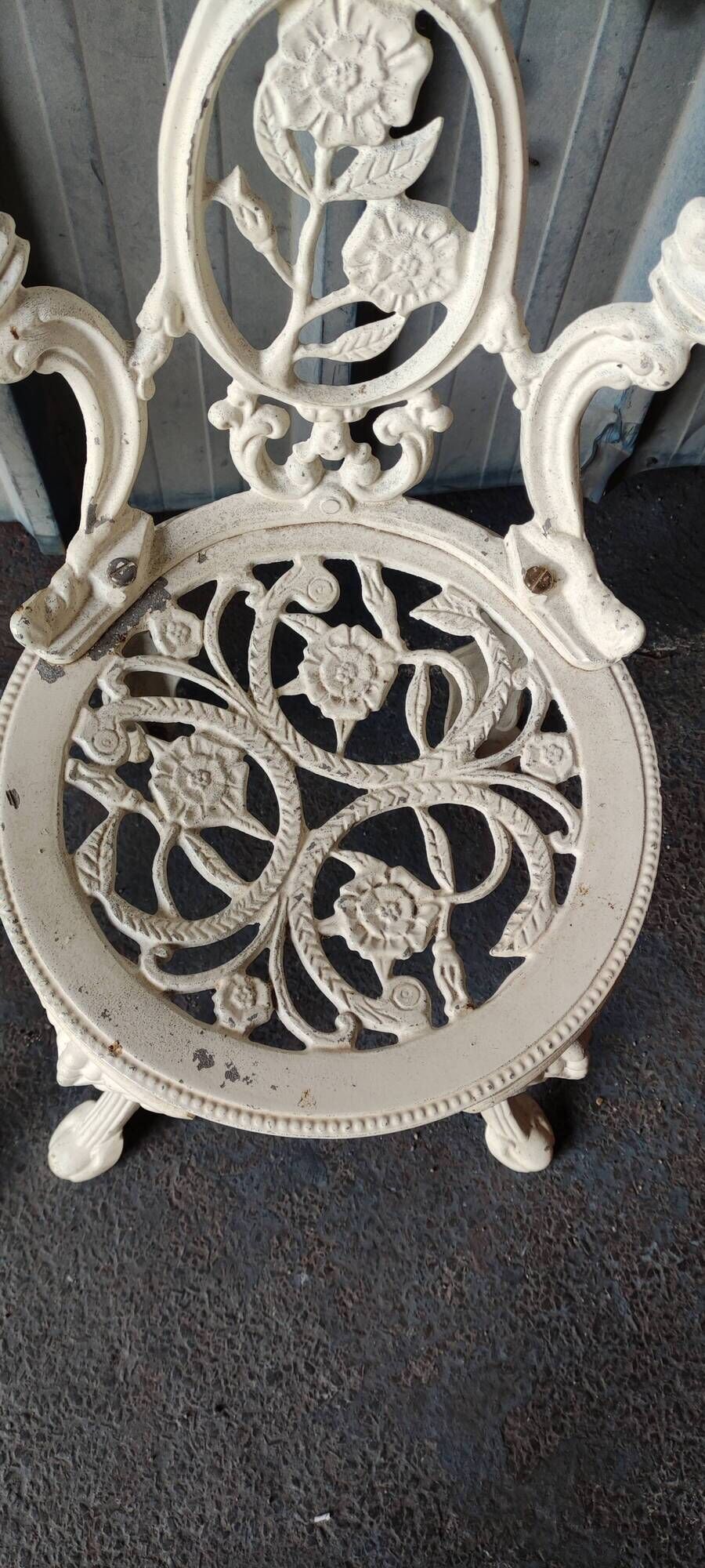 Pair of outdoor chairs in cast aluminum floral decoration