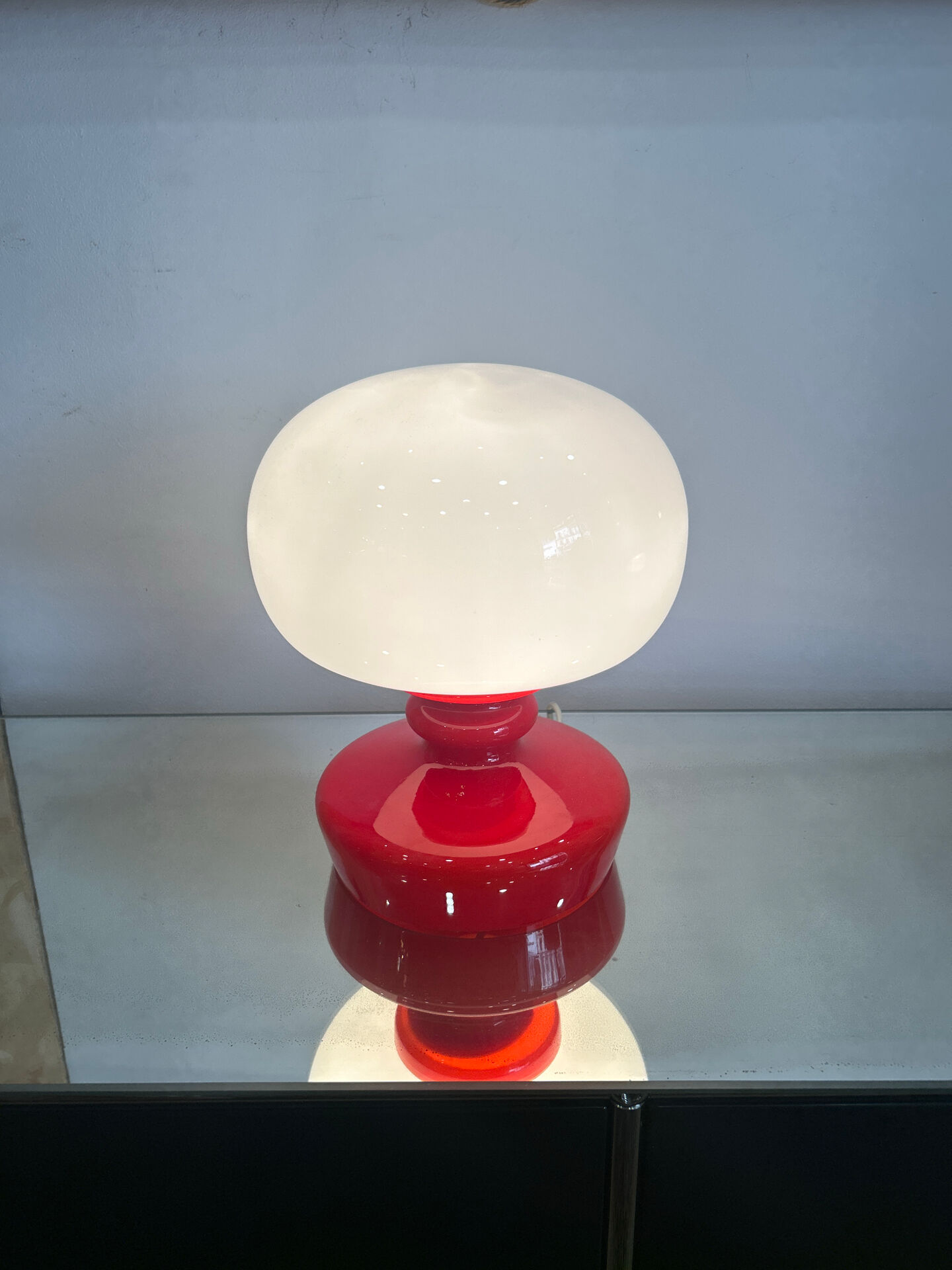 Red and white bedside lamp in opaline.