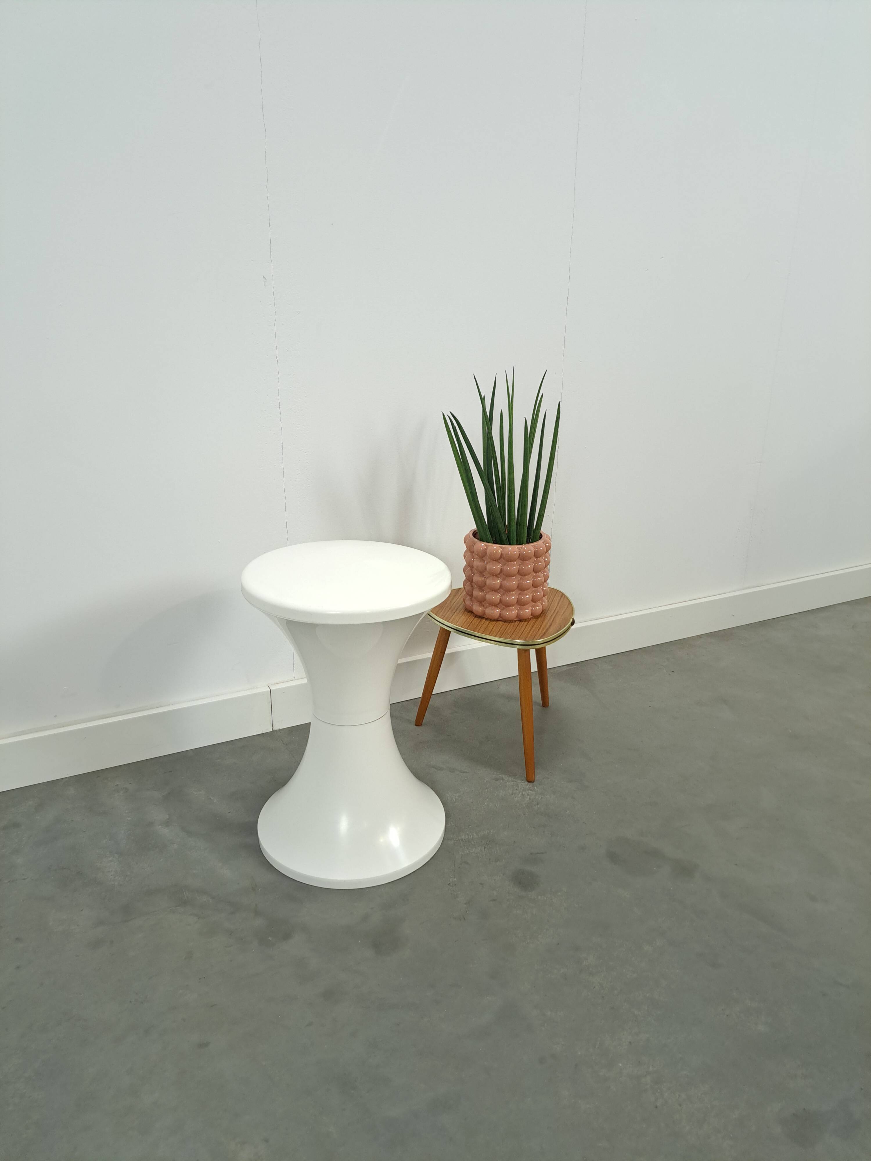 Tabouret en plastique blanc table à plantes vintage