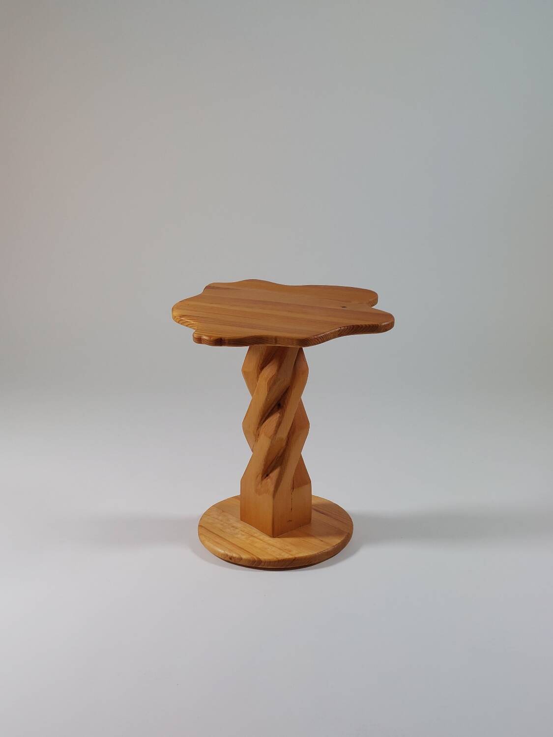 Table d'appoint en pin sculptée à la main, vintage et unique.