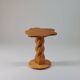 Table d'appoint en pin sculptée à la main, vintage et unique.