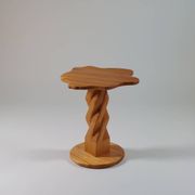 Table d'appoint en pin sculptée à la main, vintage et unique.