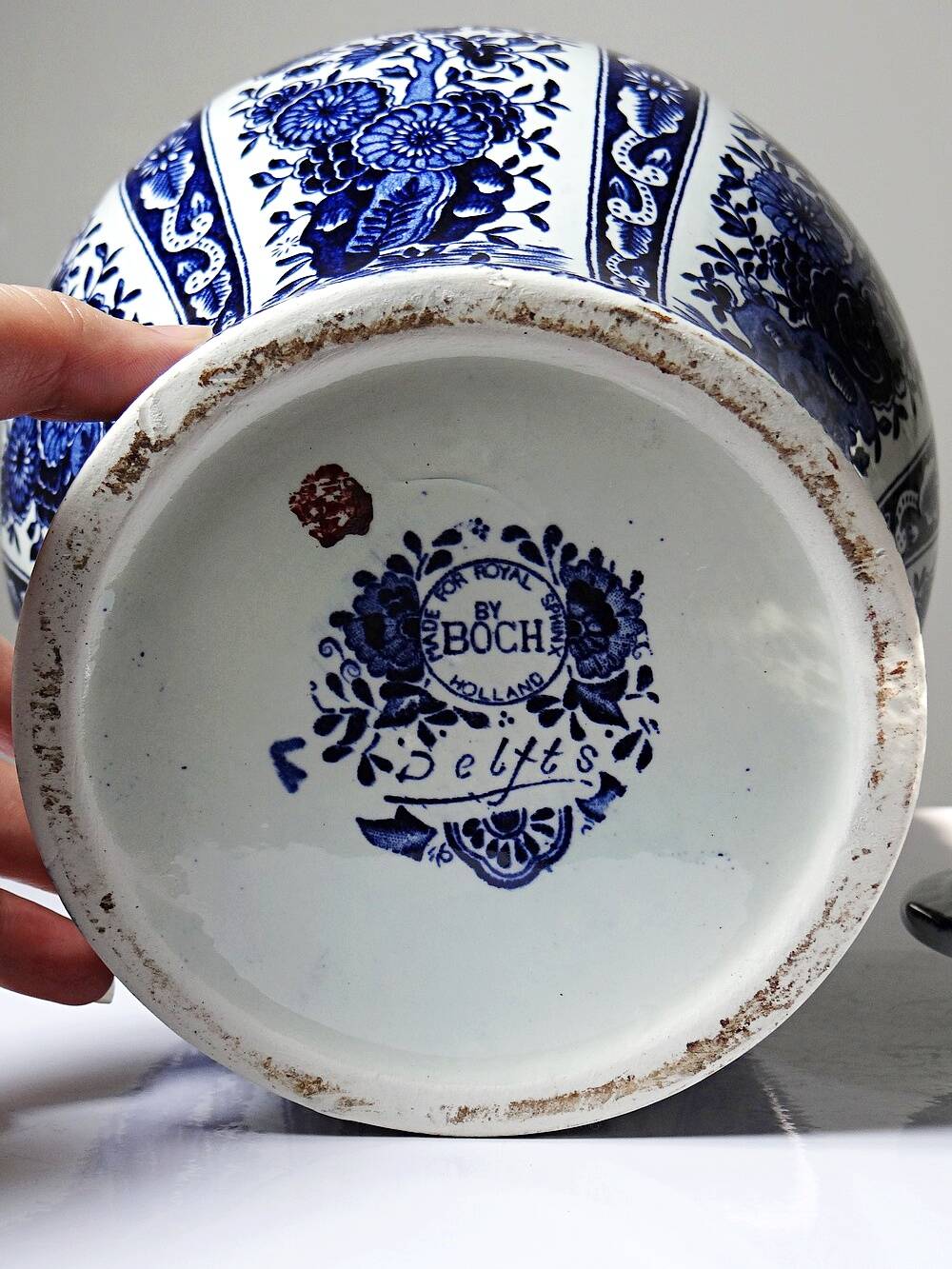 Large covered vase Boch Holland Royal Sphinx in Delft blue earthenware.