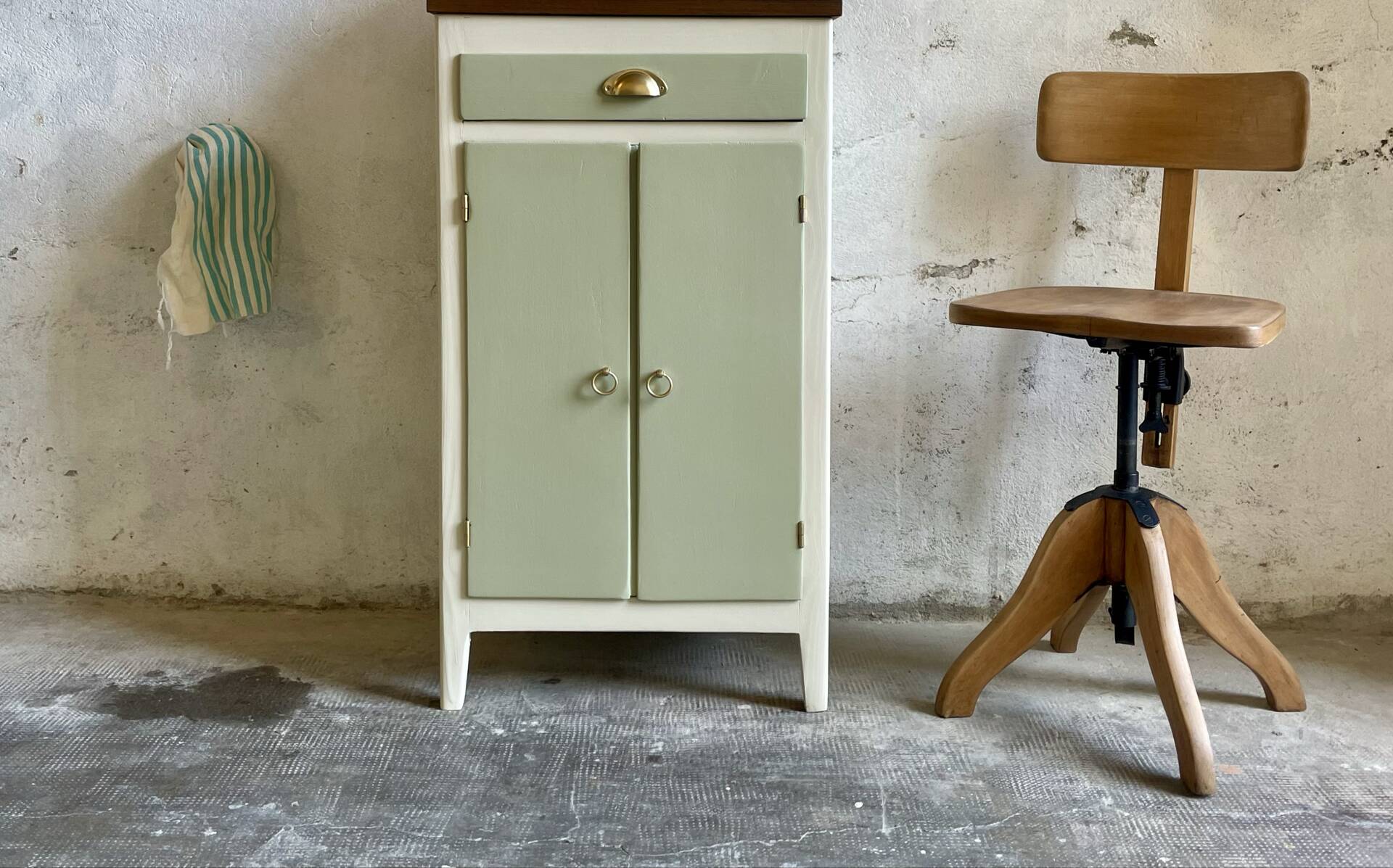 Petit buffet confiturier parisien vintage vert sauge – charme rétro