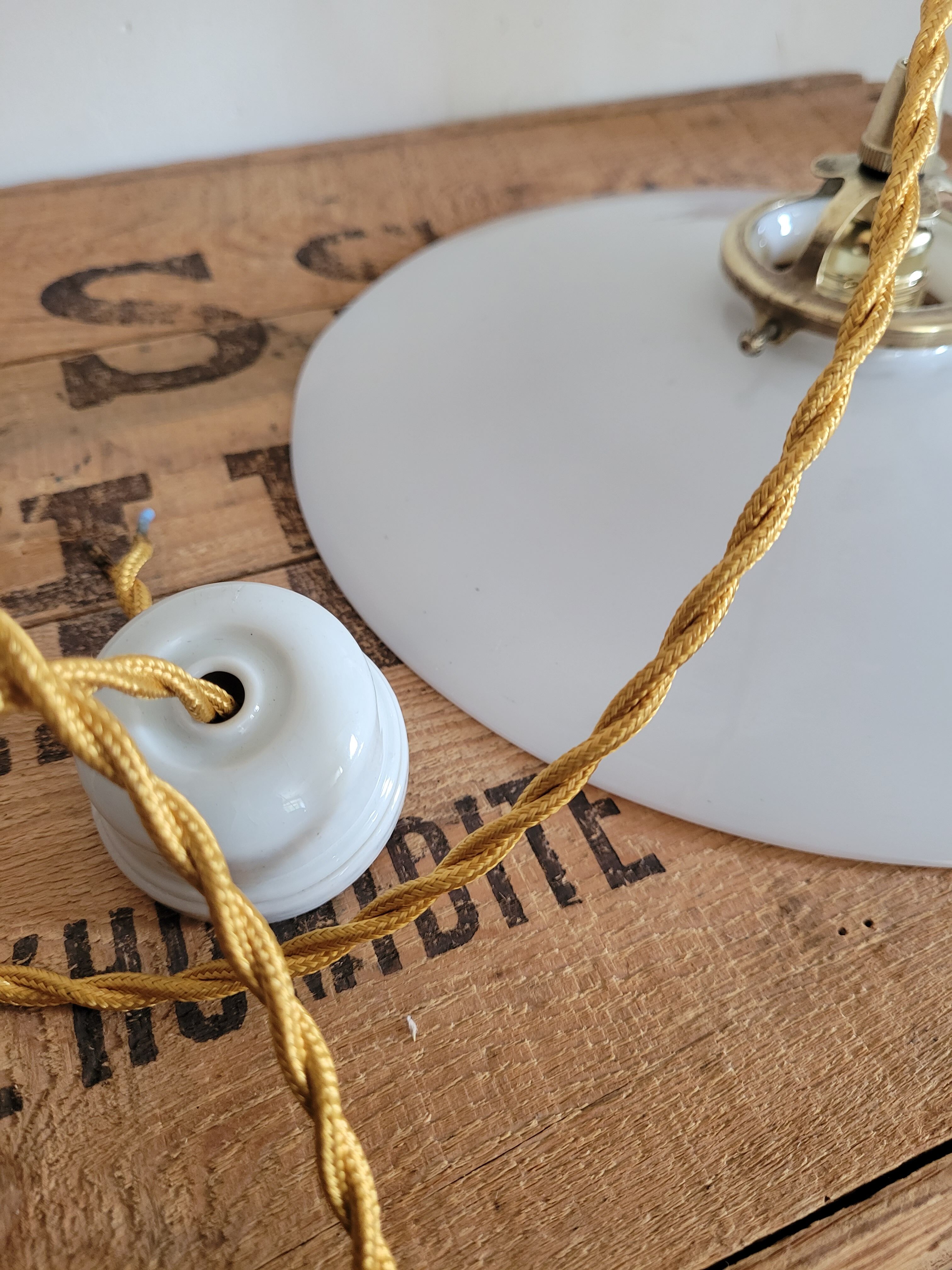 White opaline suspension