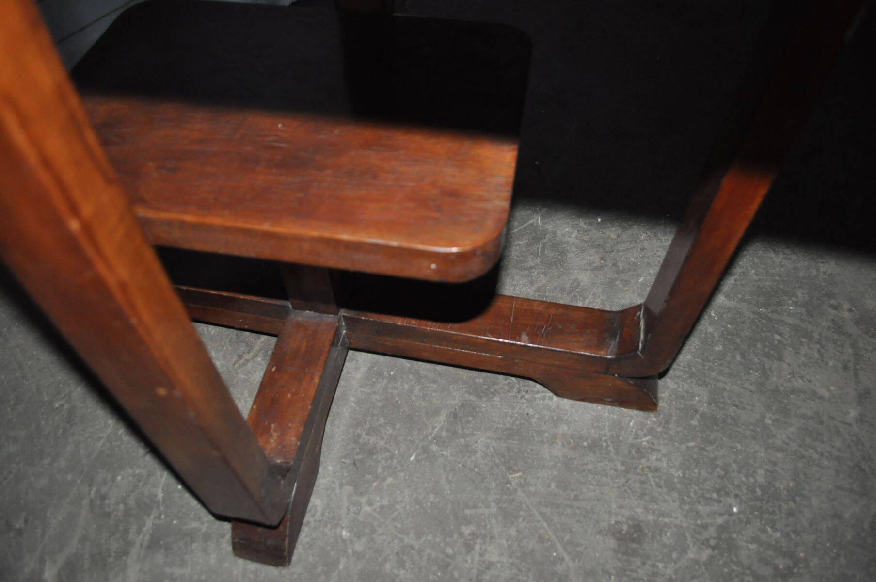 Art Deco coffee table in brown wood, 1930s, U-shaped base and shelf.