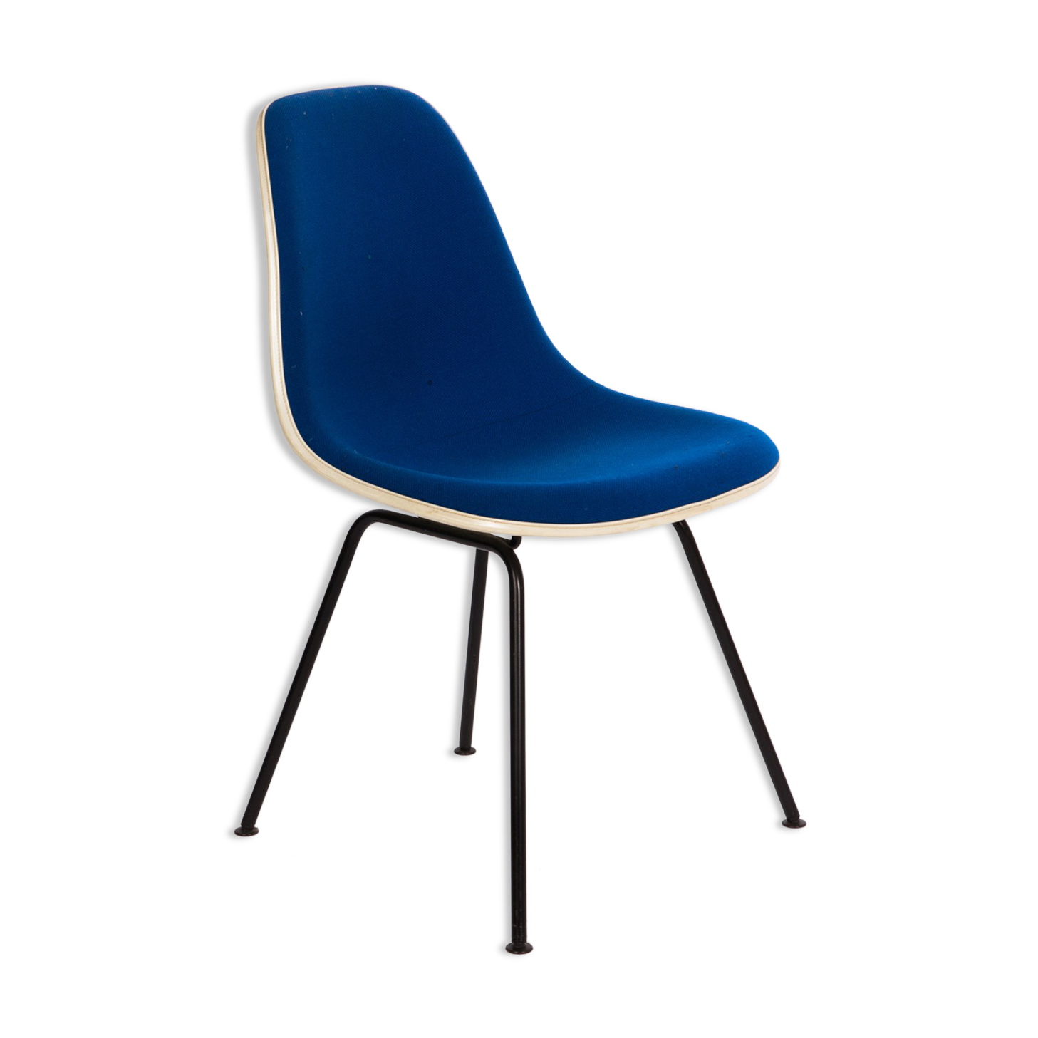 DSX Eames fiberglass chair