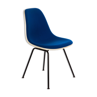 DSX Eames fiberglass chair