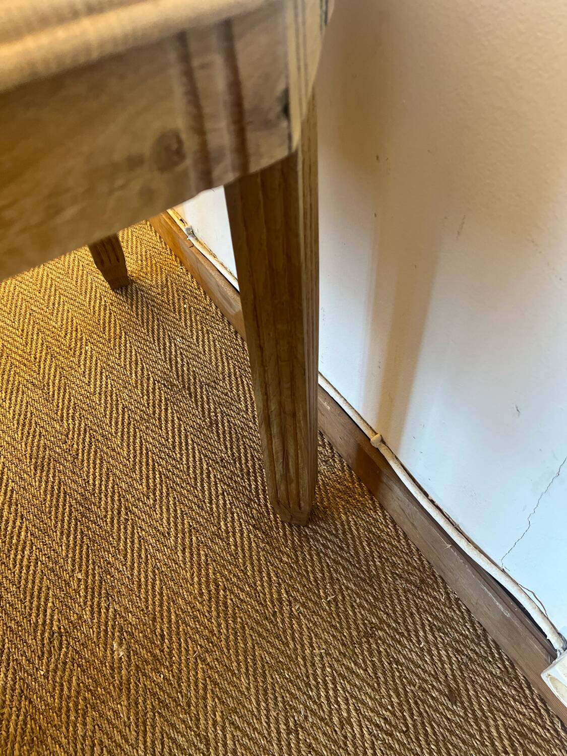 Extendable wooden art deco table for 4 to 8 people