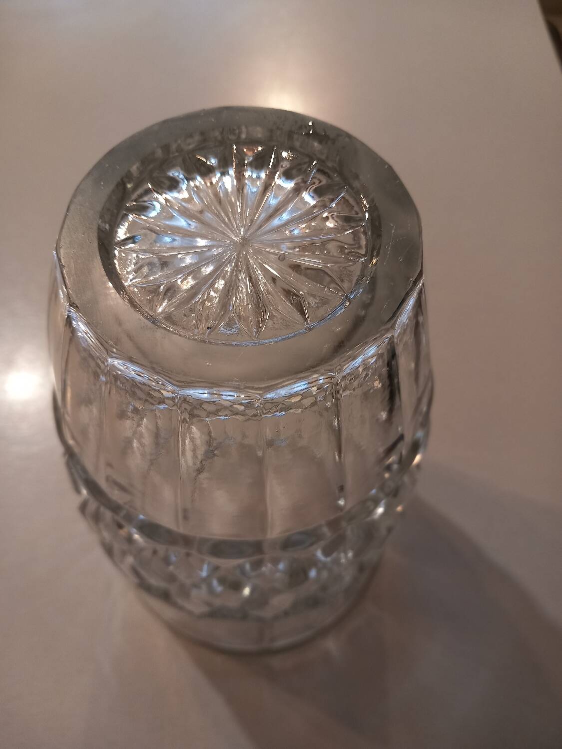 Vase en verre ciselé transparent
