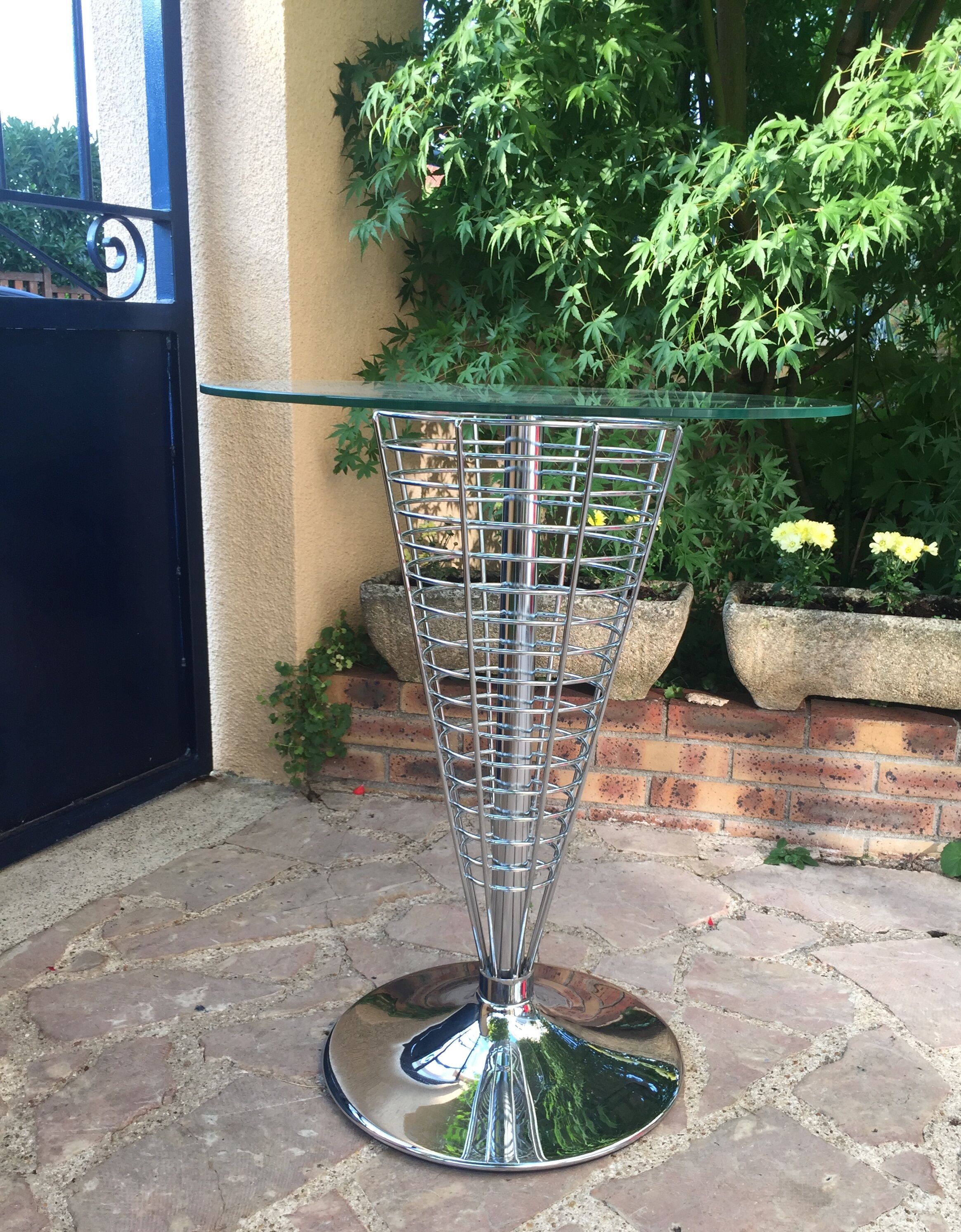 Design pedestal table