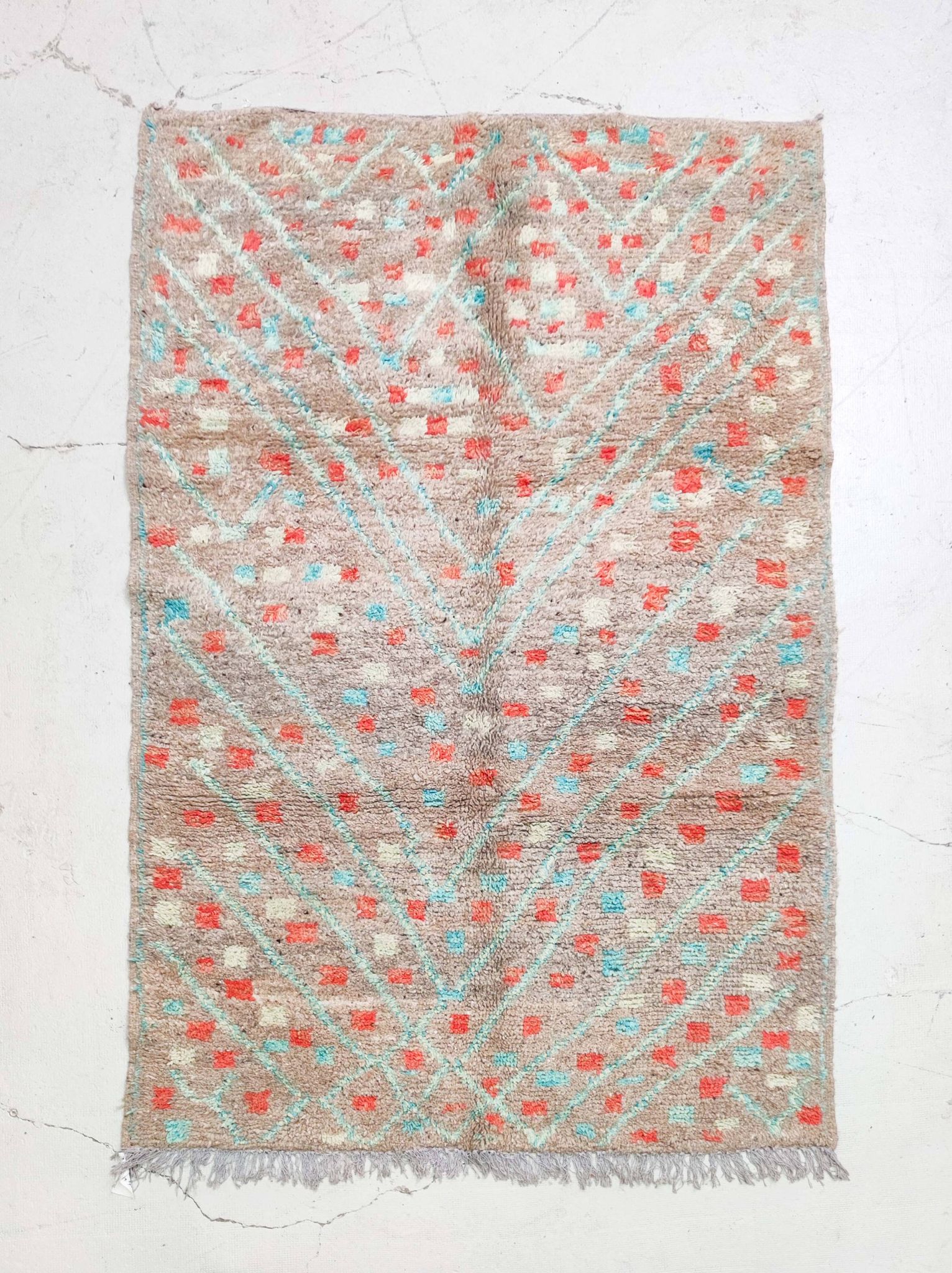 Tapis berbère marocain Boujaad coloré dimensions 2,37x1,59m