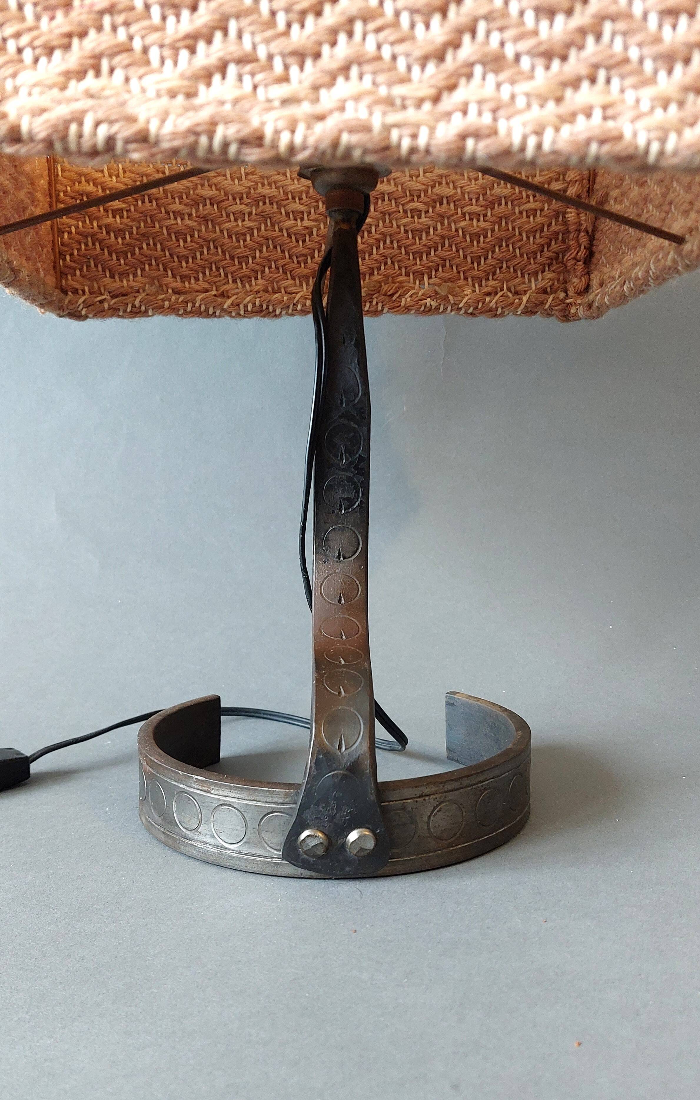 Lampe brutaliste 1950 en fer forgé abat-jour en laine fait main.