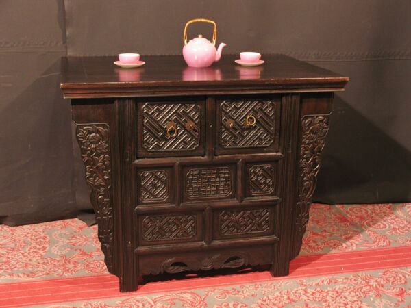 Ancienne table chinoise à tiroirs en orme foncé