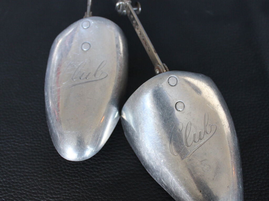 Pair of metal edause