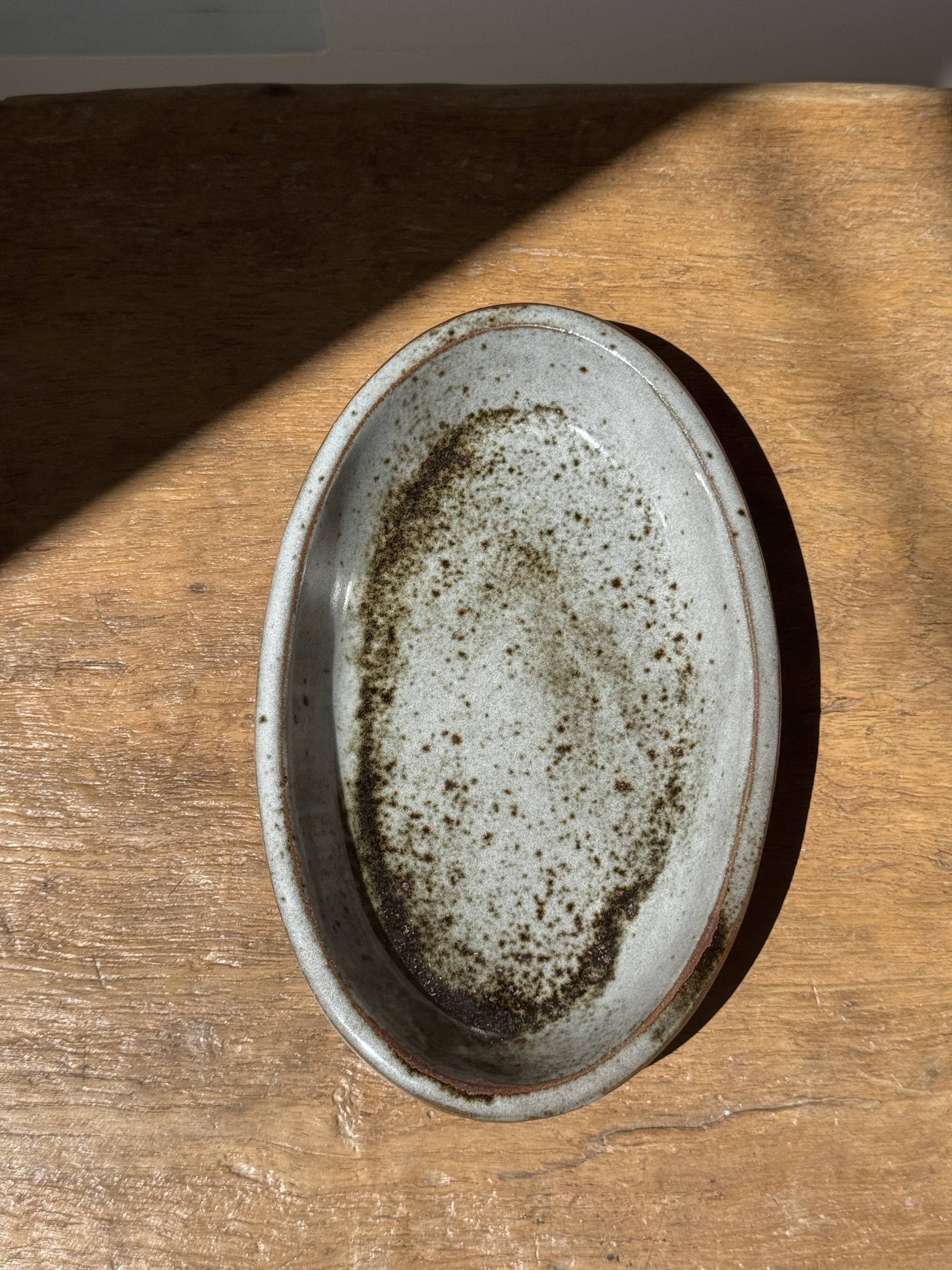 Petit plat ovale en céramique mouchetée glacée L23