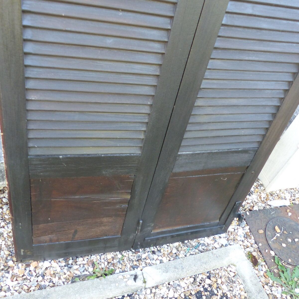 et of 2 wooden shutters