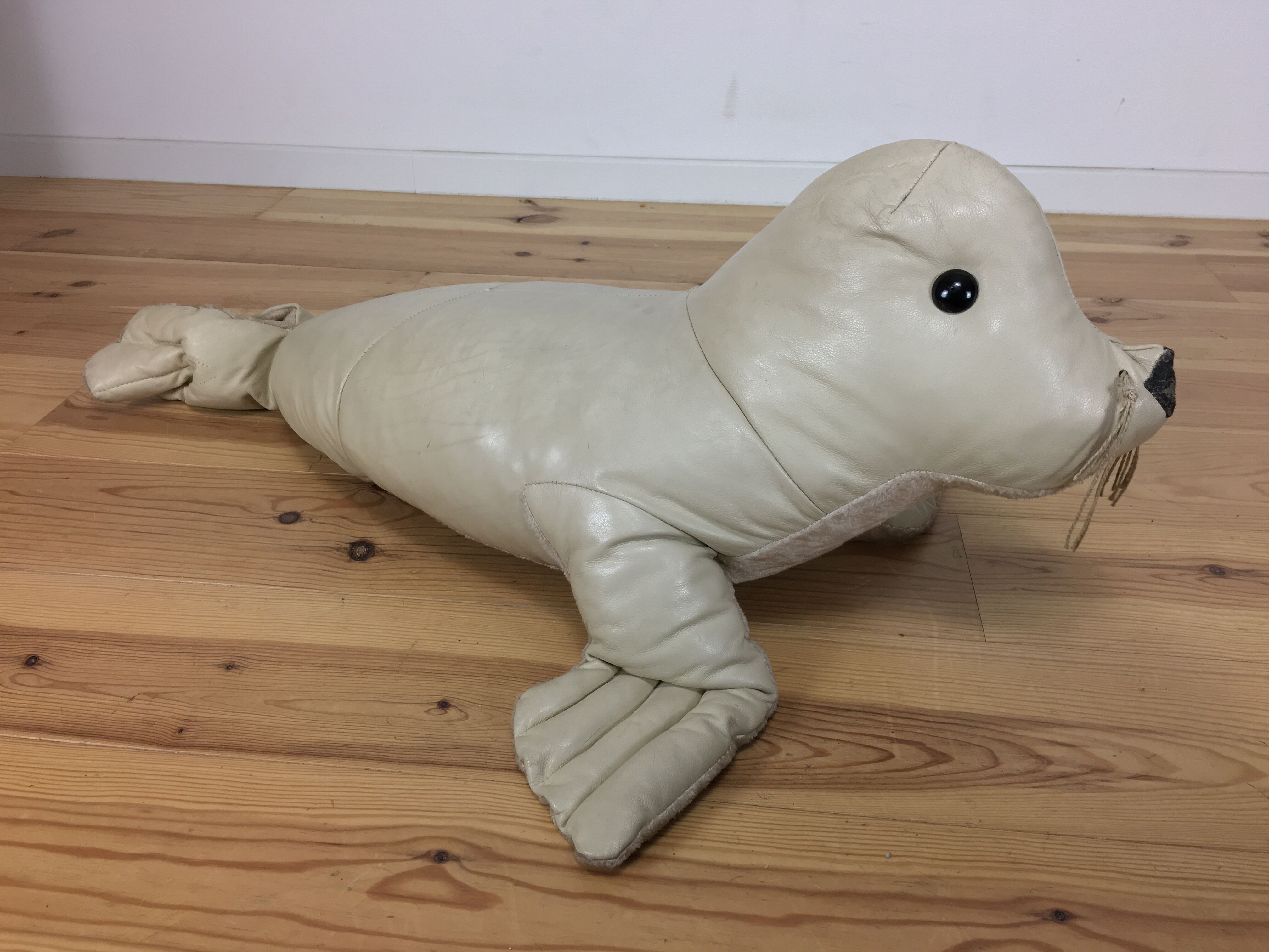 Omersa seal, white leather foot rest