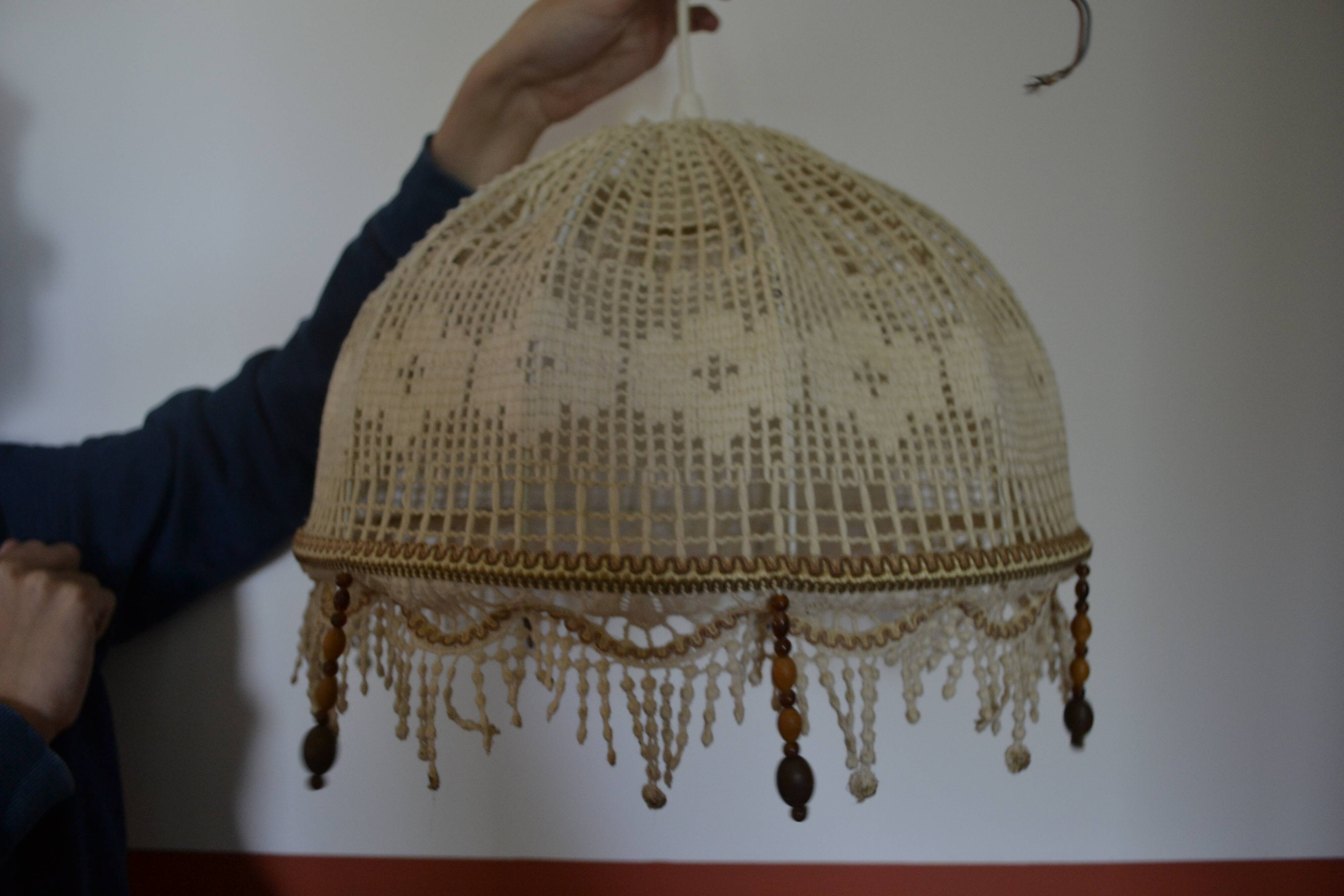 Suspension in lace and wooden beads