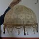 Suspension in lace and wooden beads