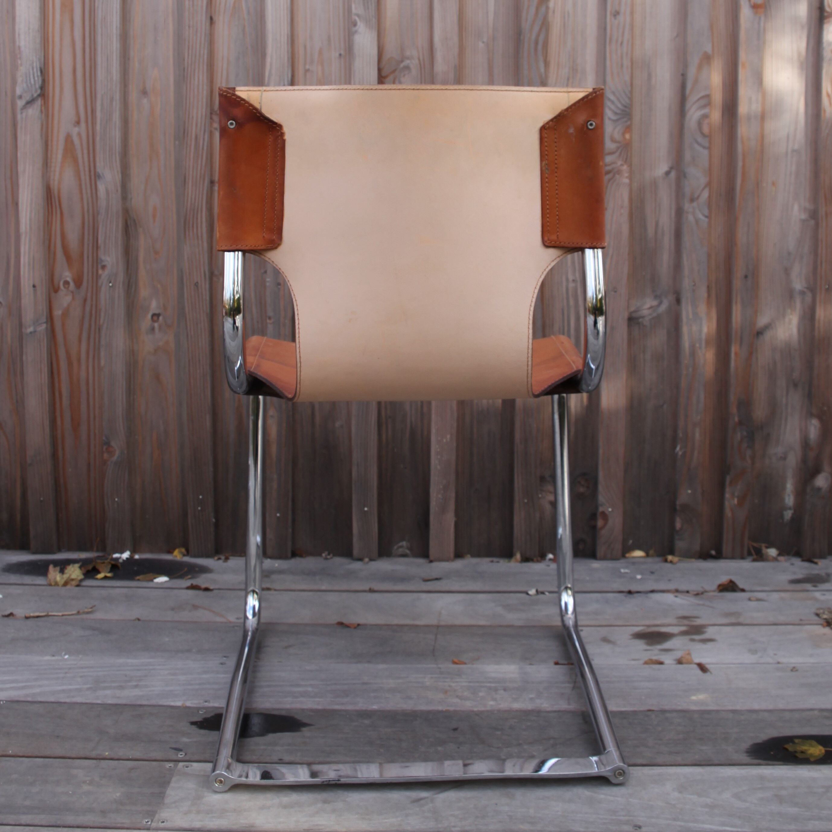 Suite de 4 chaises modèle 920 en chrome et cuir par Carlo Bartoli