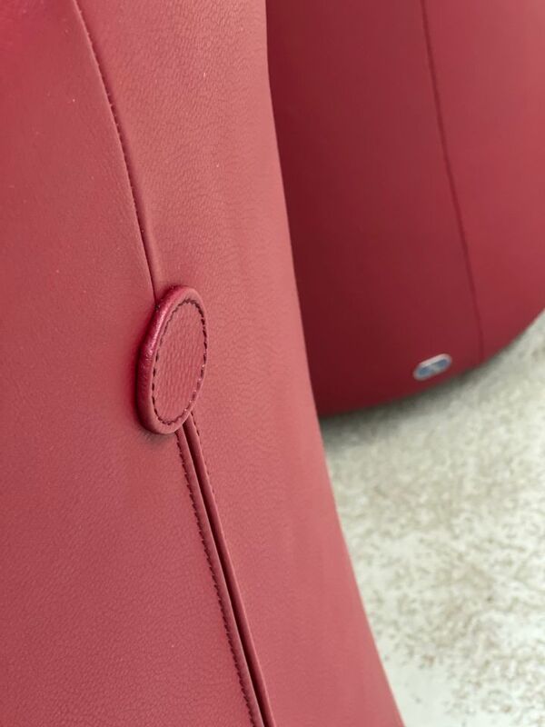 Fauteuil à roulettes en cuir rouge, maison de sede. (prix pour un)