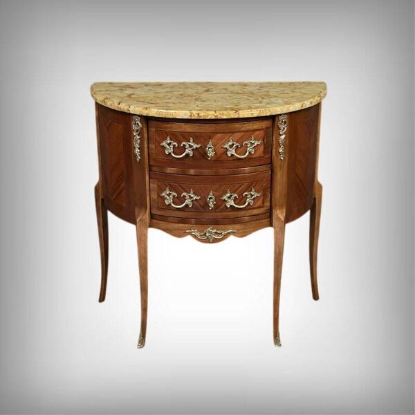 Petite commode sauteuse demi-lune en marqueterie, style transition Louis XV Louis XVI – début XXe