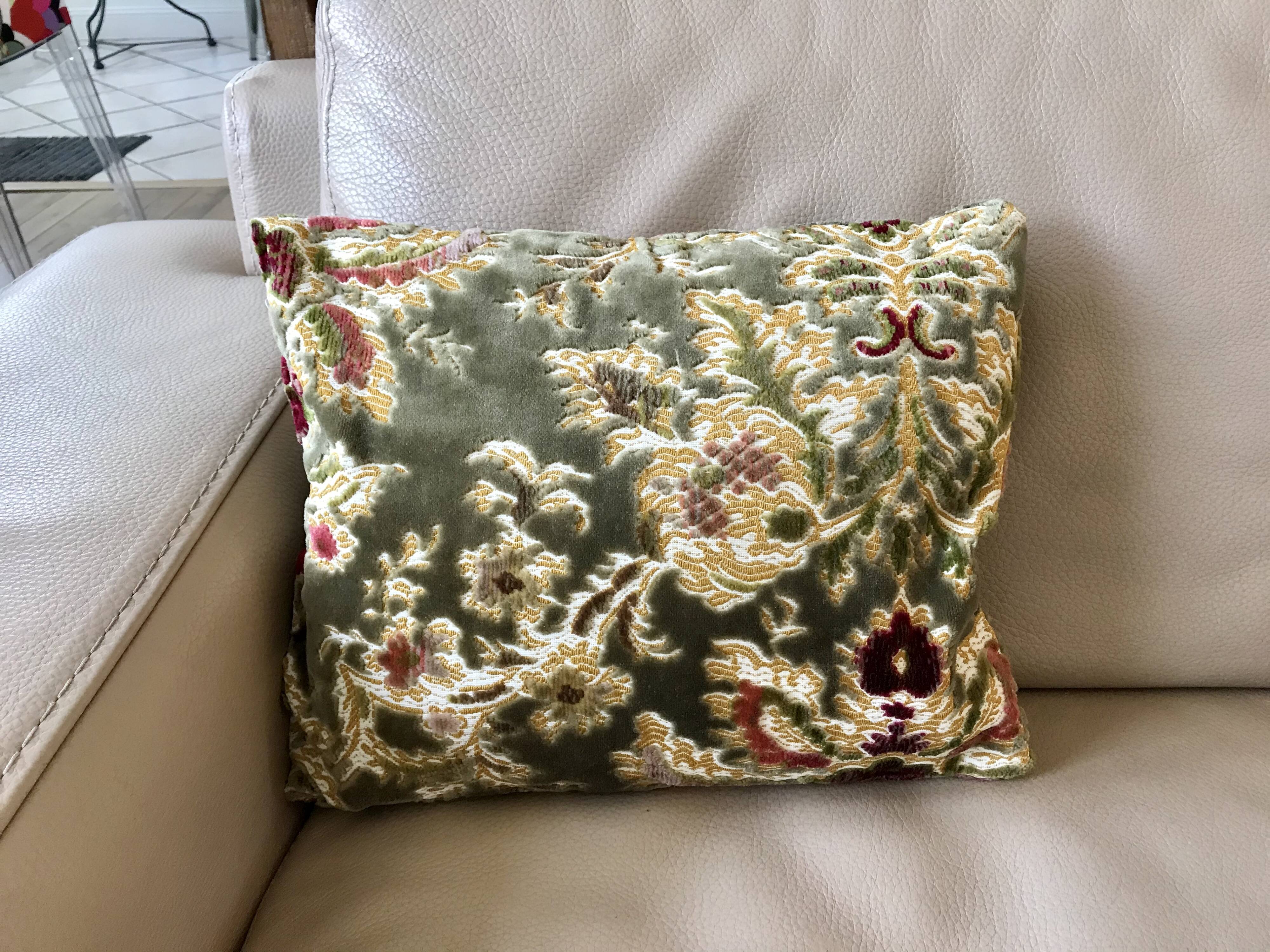 Coussin en velour ras vert sauge années 70