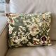 Coussin en velour ras vert sauge années 70