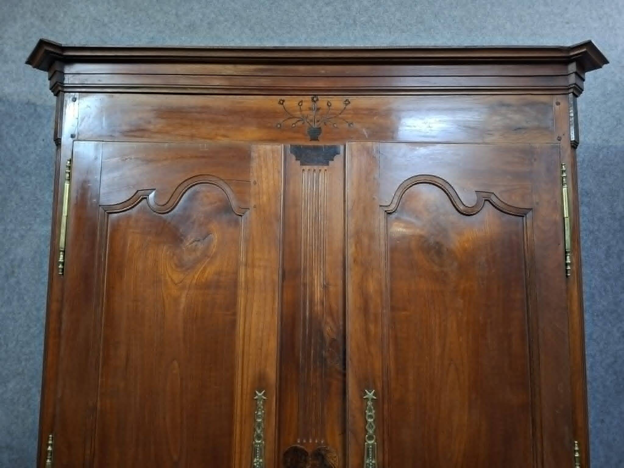Armoire régionale époque Louis XV en noyer massif.