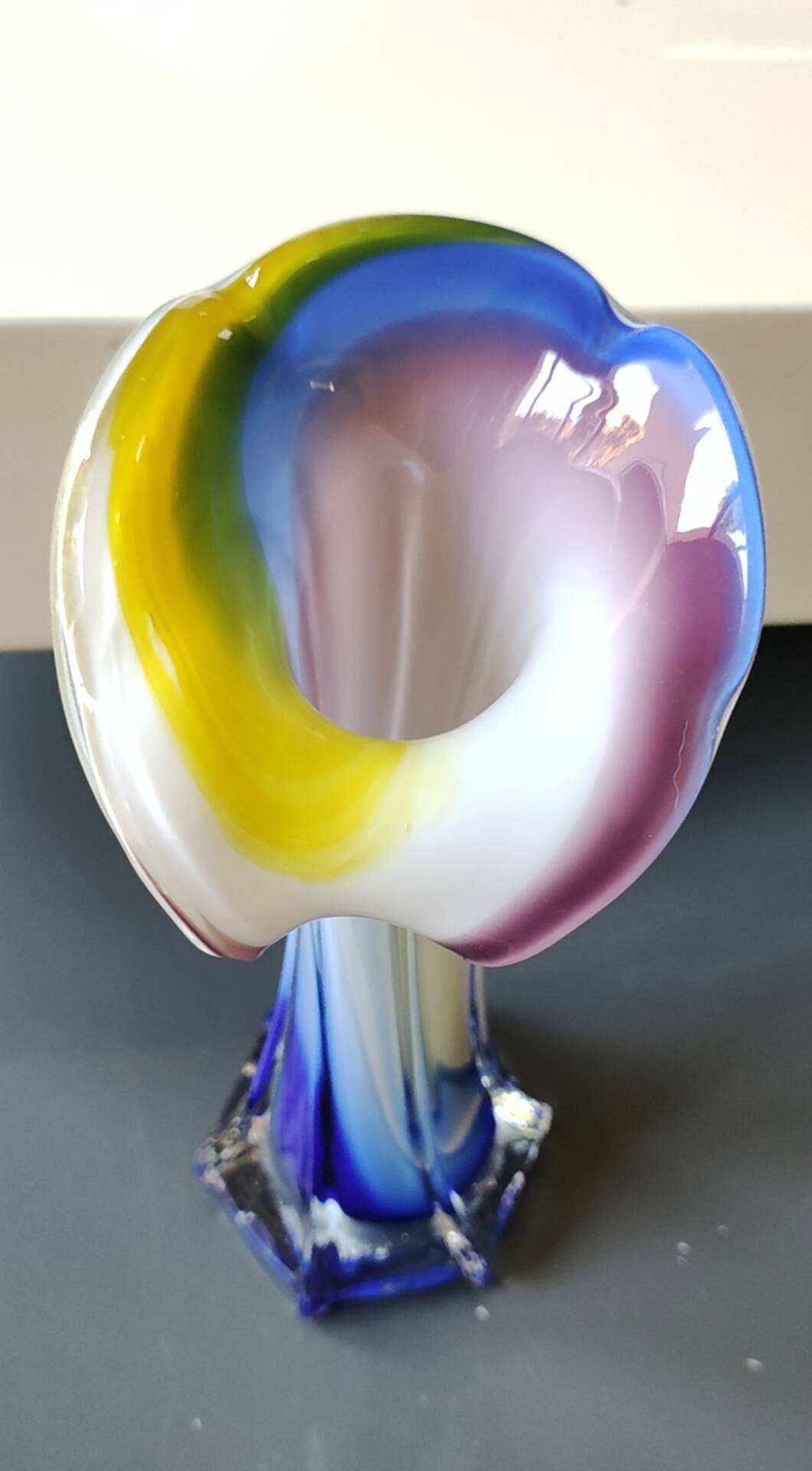 Vase design Fleur Arum. In blown art glass, Murano style. 21 cm.