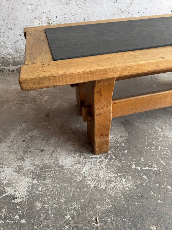 Table basse vintage en chêne avec plateau en pierre bleue belge — Chêne naturel et gris ardoise foncé, années 1950