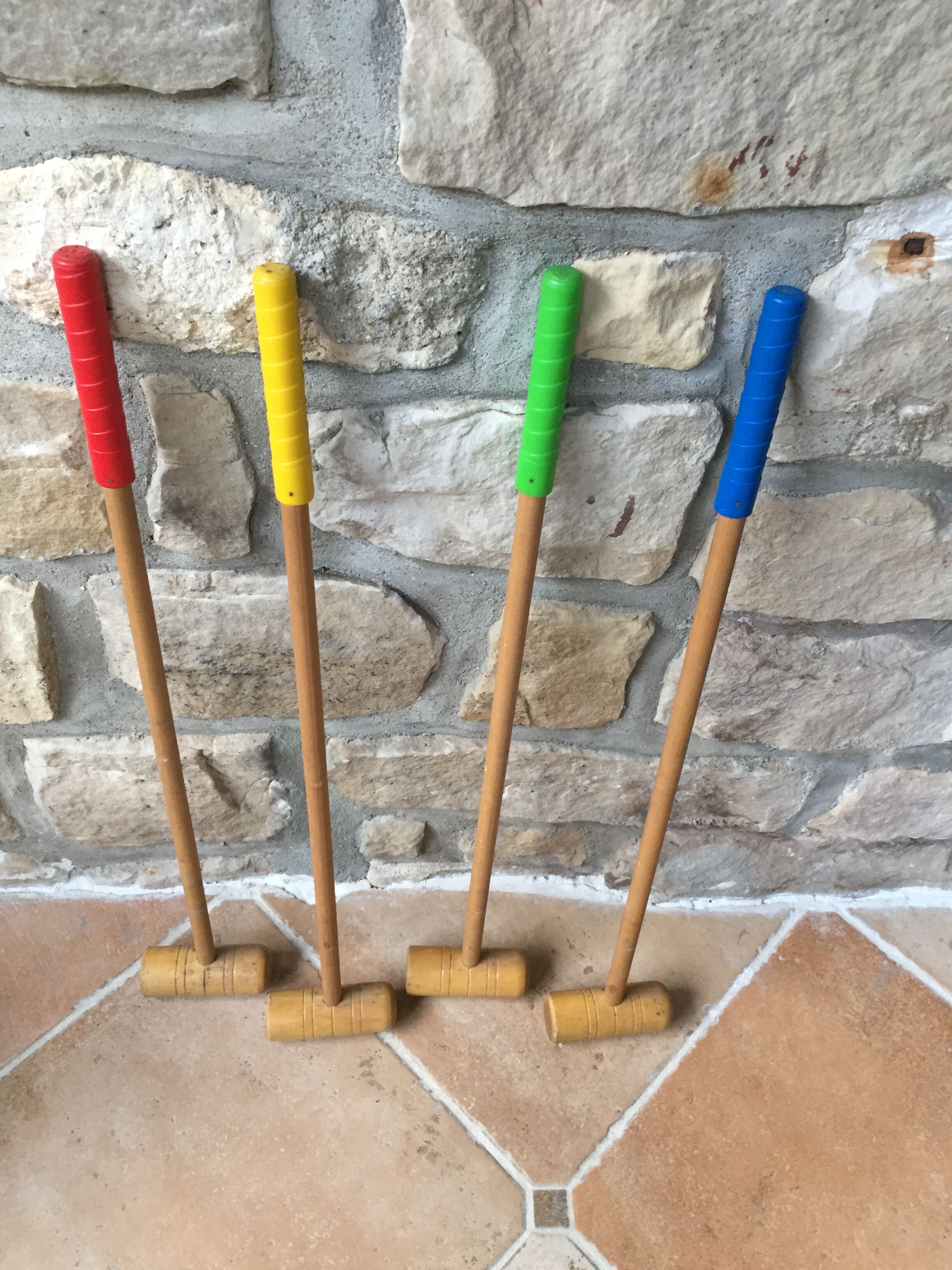 Jeu de croquet ancien en bois dans son charriot à roulettes Selency