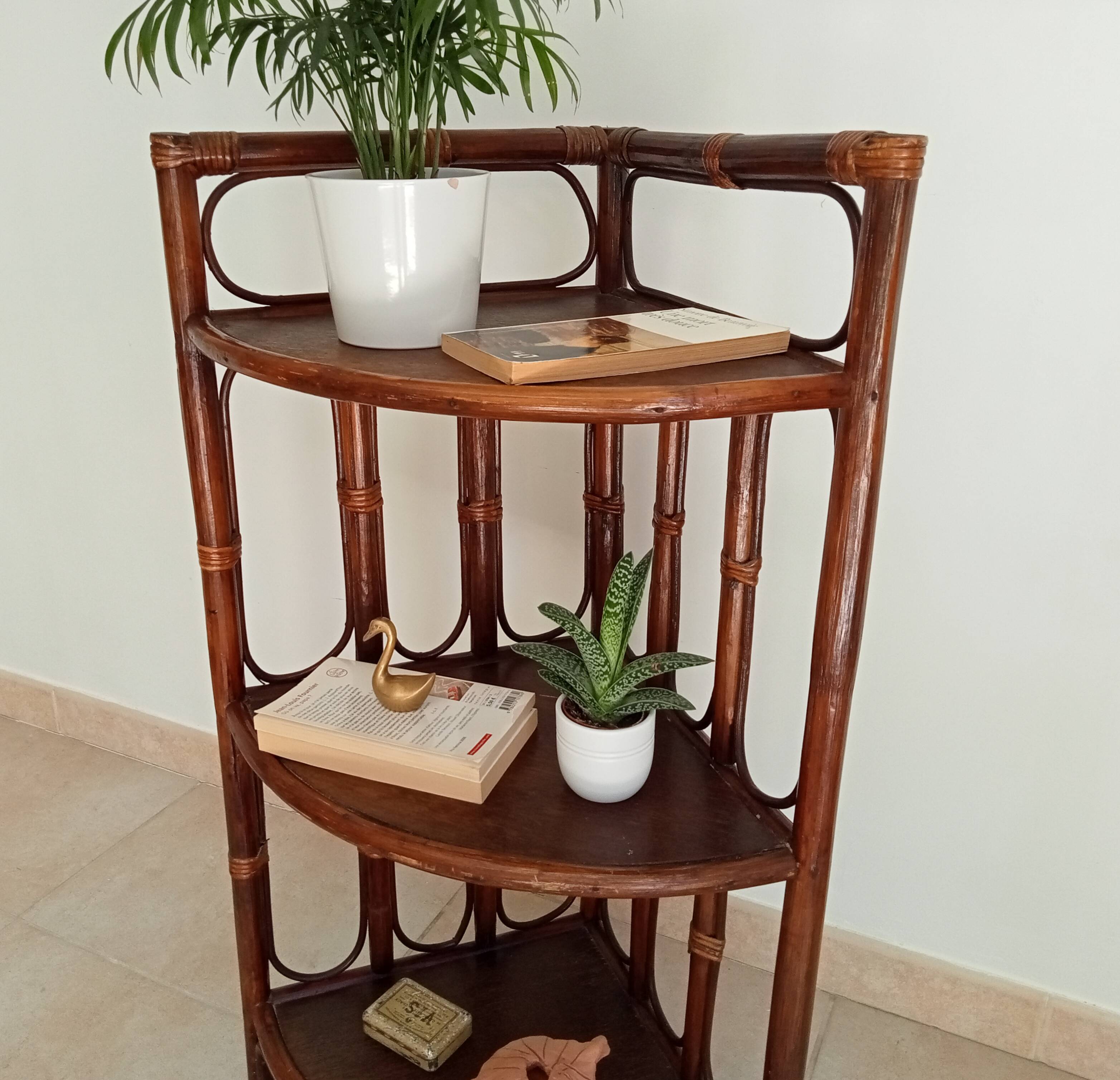 Étagère d' angle vintage bambou et rotin années 70