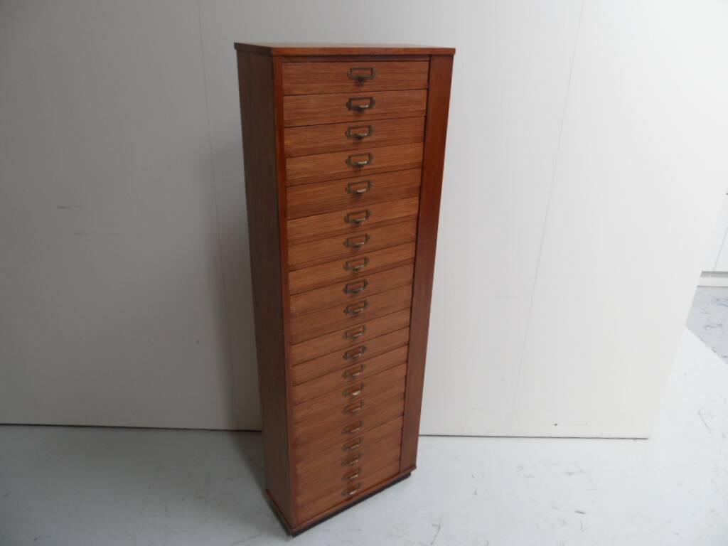 Cabinet de montre vintage avec tiroirs